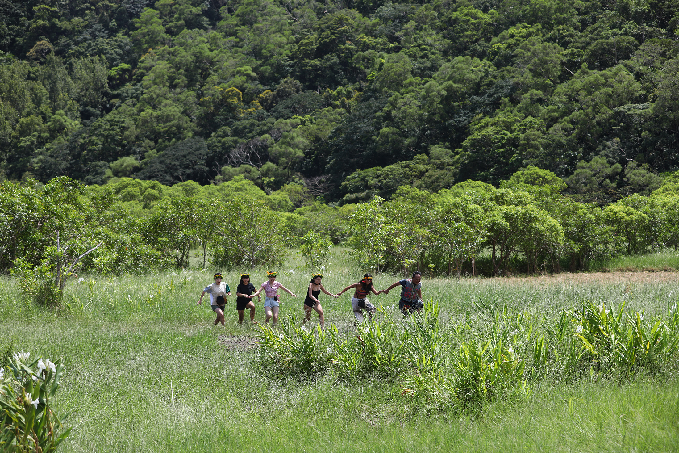 來到恆春半島的牡丹鄉，可以跟著排灣族部落嚮導穰懹（右）帶著我們在濕地草原奔跑，為了不掉進泥水裡，不顧一切奔跑的感覺，讓人好像回到童年的純粹快樂與自由。