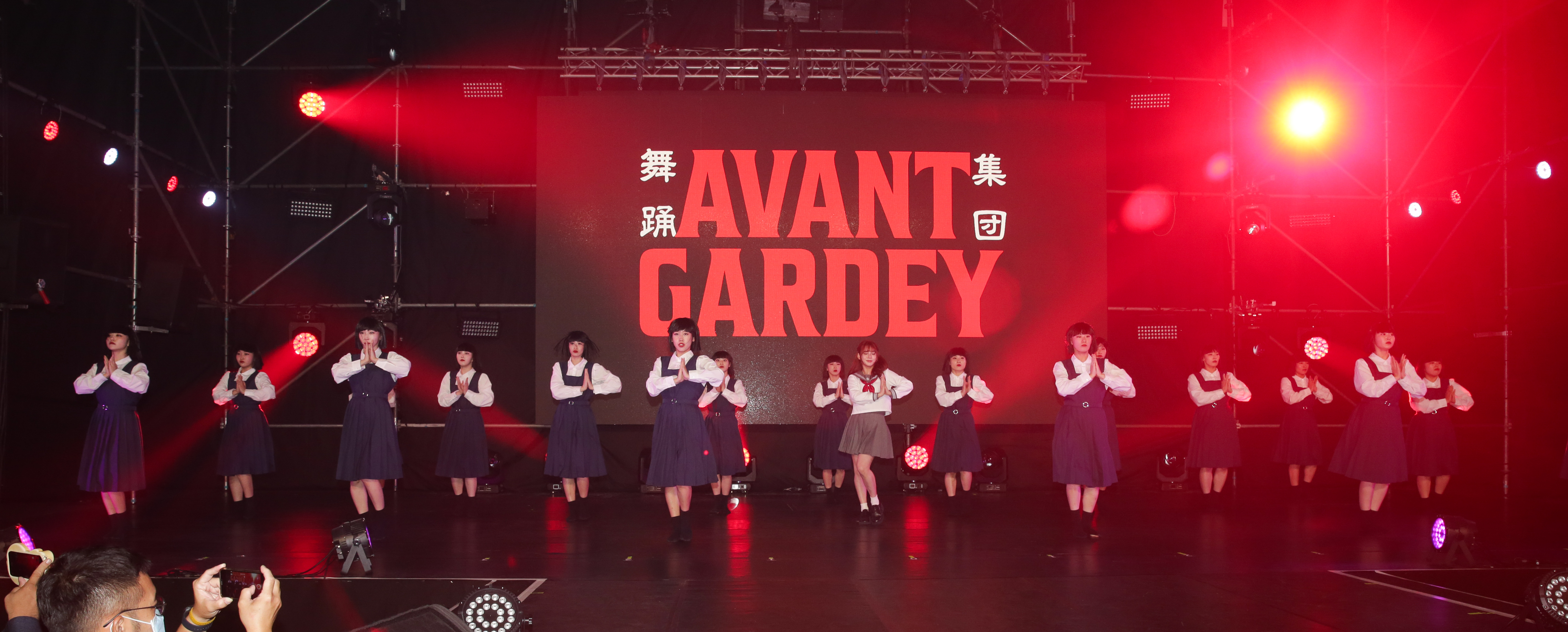 王彩樺的女兒Stacy黃于庭與avantgardey一起跳〈保庇〉。