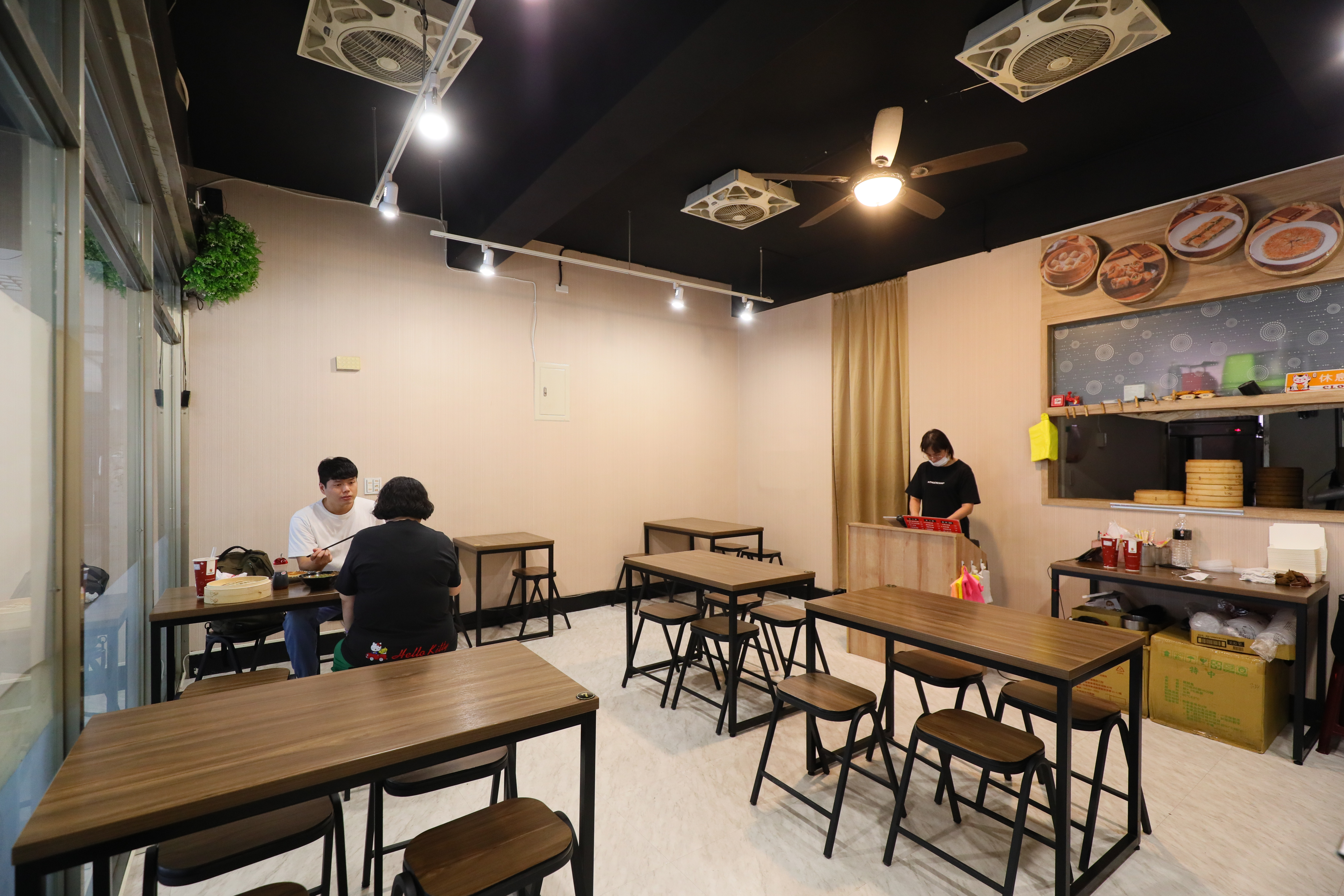 餐廳雖然才開一年，已經累積許多忠實顧客。