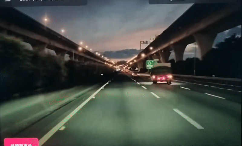 國道1號驚見有男子在路中間跳躍揮手，一輛運米車緊急右切導致失速翻覆。（翻攝自爆料公社）