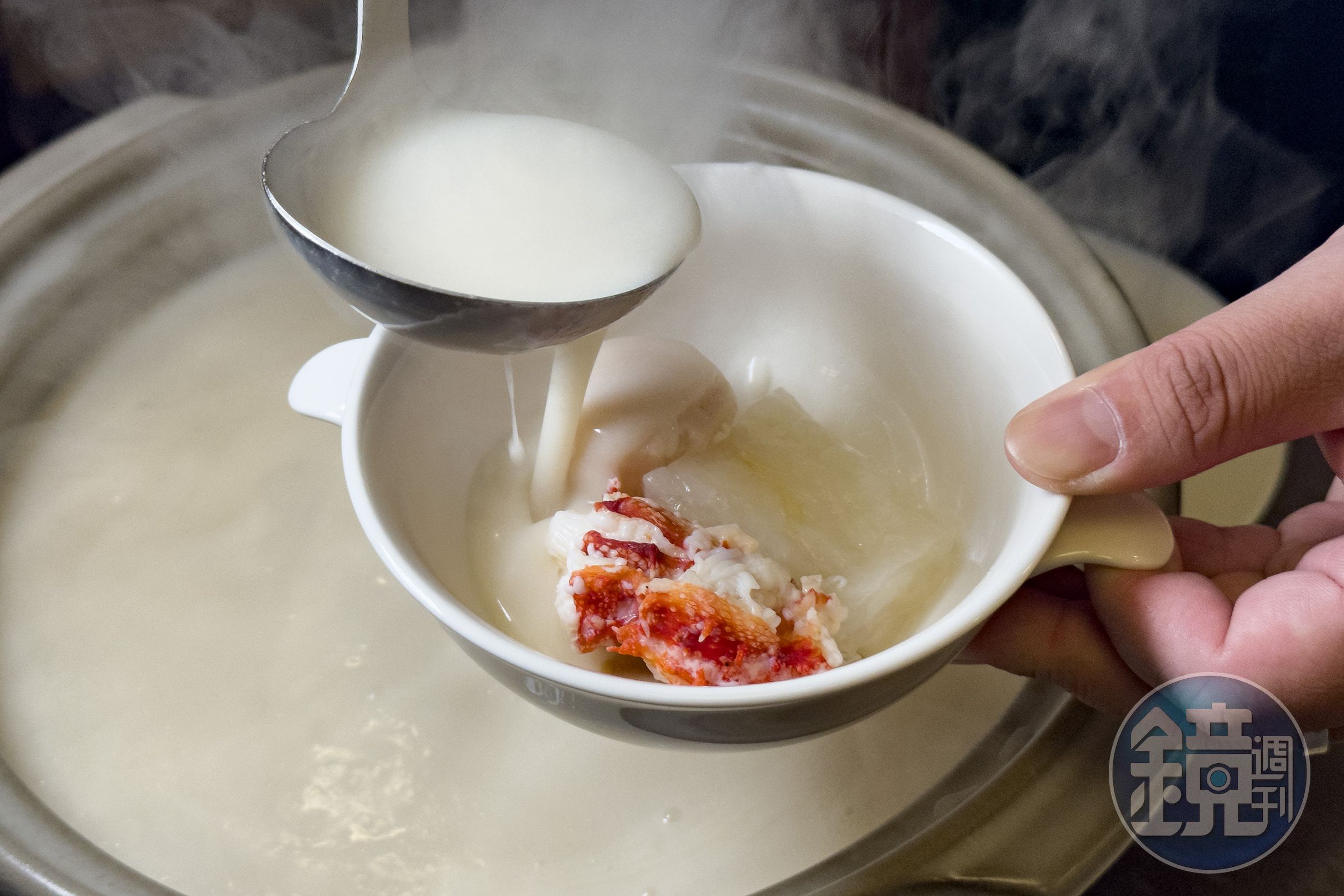 在品嘗風味濃郁的「瓊漿玉帶藏珍寶」之前，可淋上少許威士忌，讓為湯底的海鮮提味，並讓湯頭的奶油香氣更平衡。