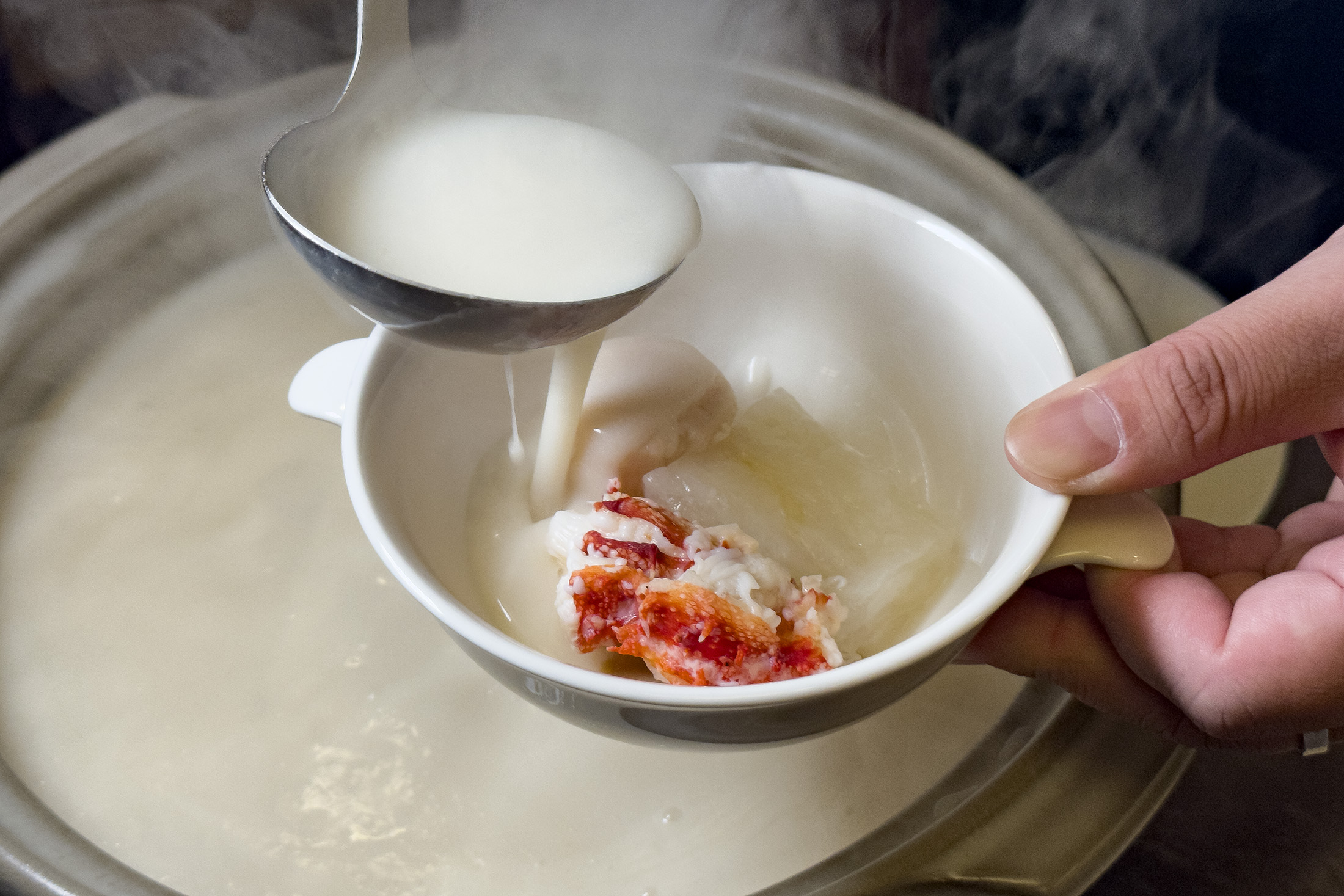 在品嘗風味濃郁的「瓊漿玉帶藏珍寶」之前，可淋上少許威士忌，讓為湯底的海鮮提味，並讓湯頭的奶油香氣更平衡。