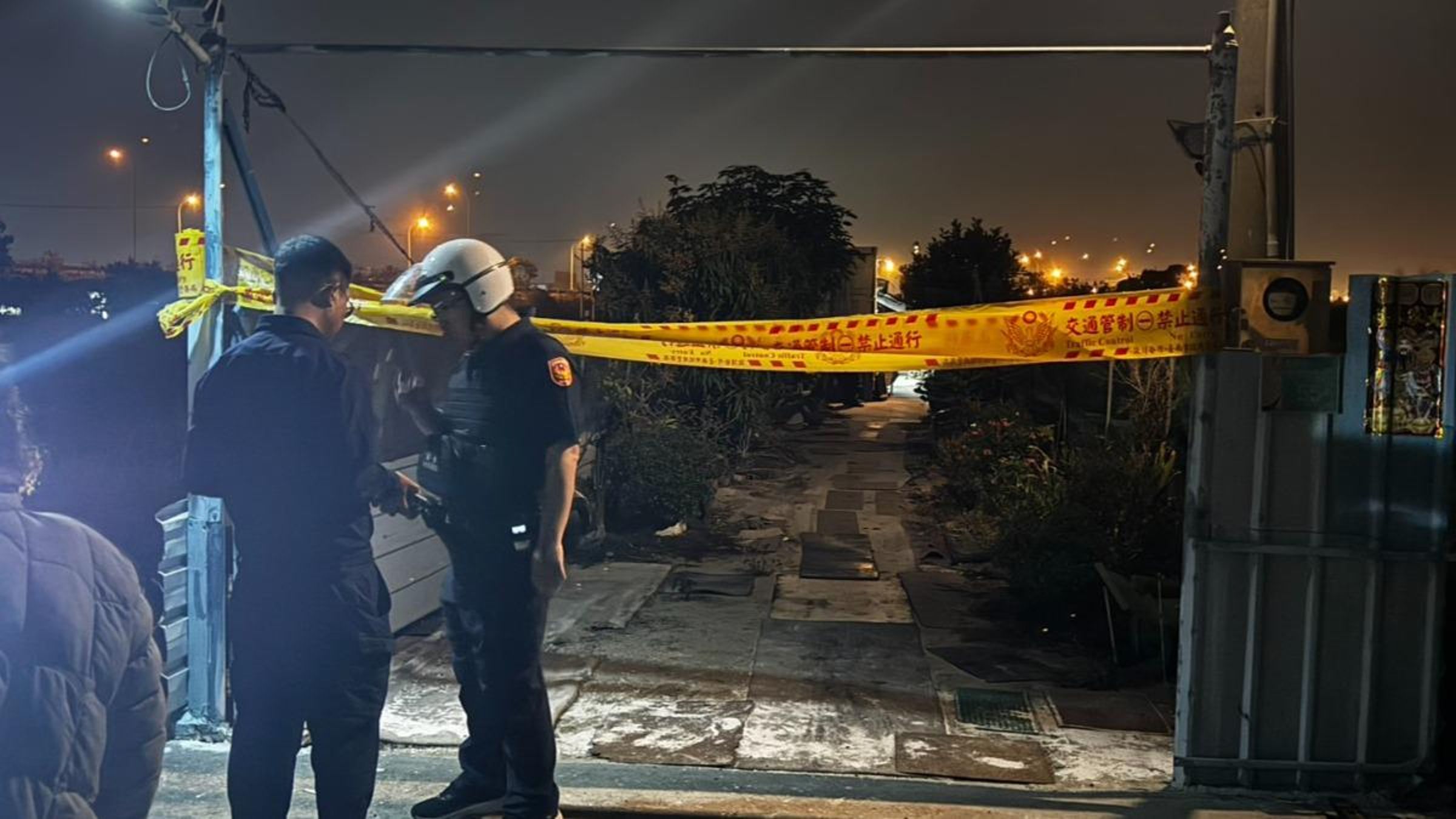 台南市新營區今晚不平靜,在嘉芳街上發生一起恐怖的濺血家暴事件,共有3人緊急送醫。(翻攝畫面)