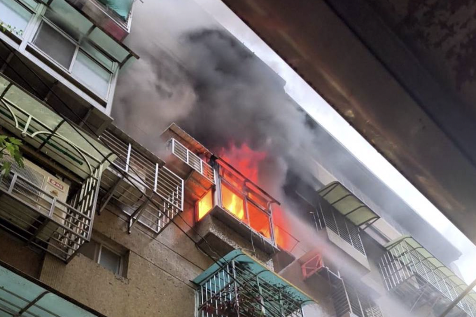 新北市新莊區一處公寓今發生火警。（翻攝畫面）