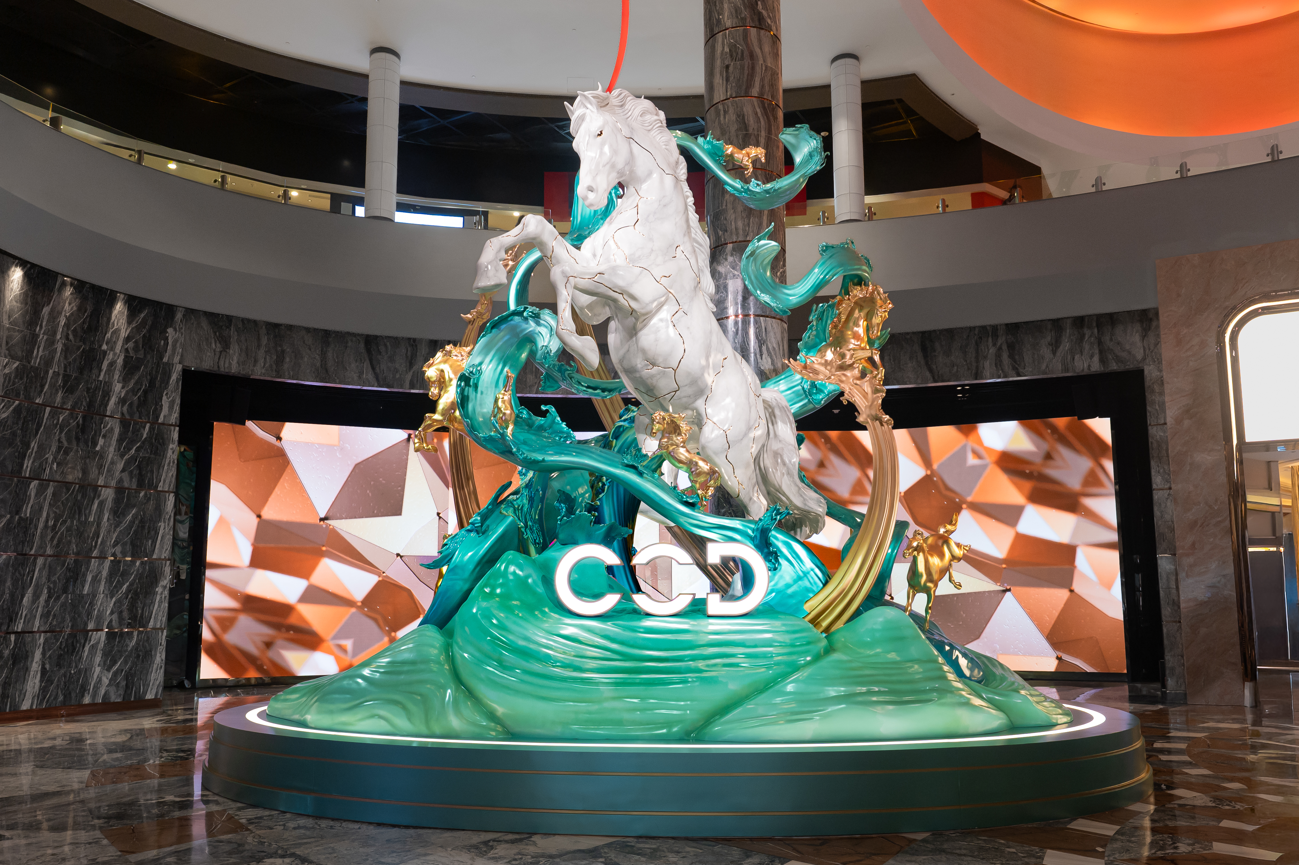 澳門「新濠天地」即日起展開「策馬奔騰迎新春」慶祝活動，主入口矗立起一座7.5公尺高的巨型駿馬，彷彿踩踏在碧玉雕成的祥雲之中。（新濠天地提供）