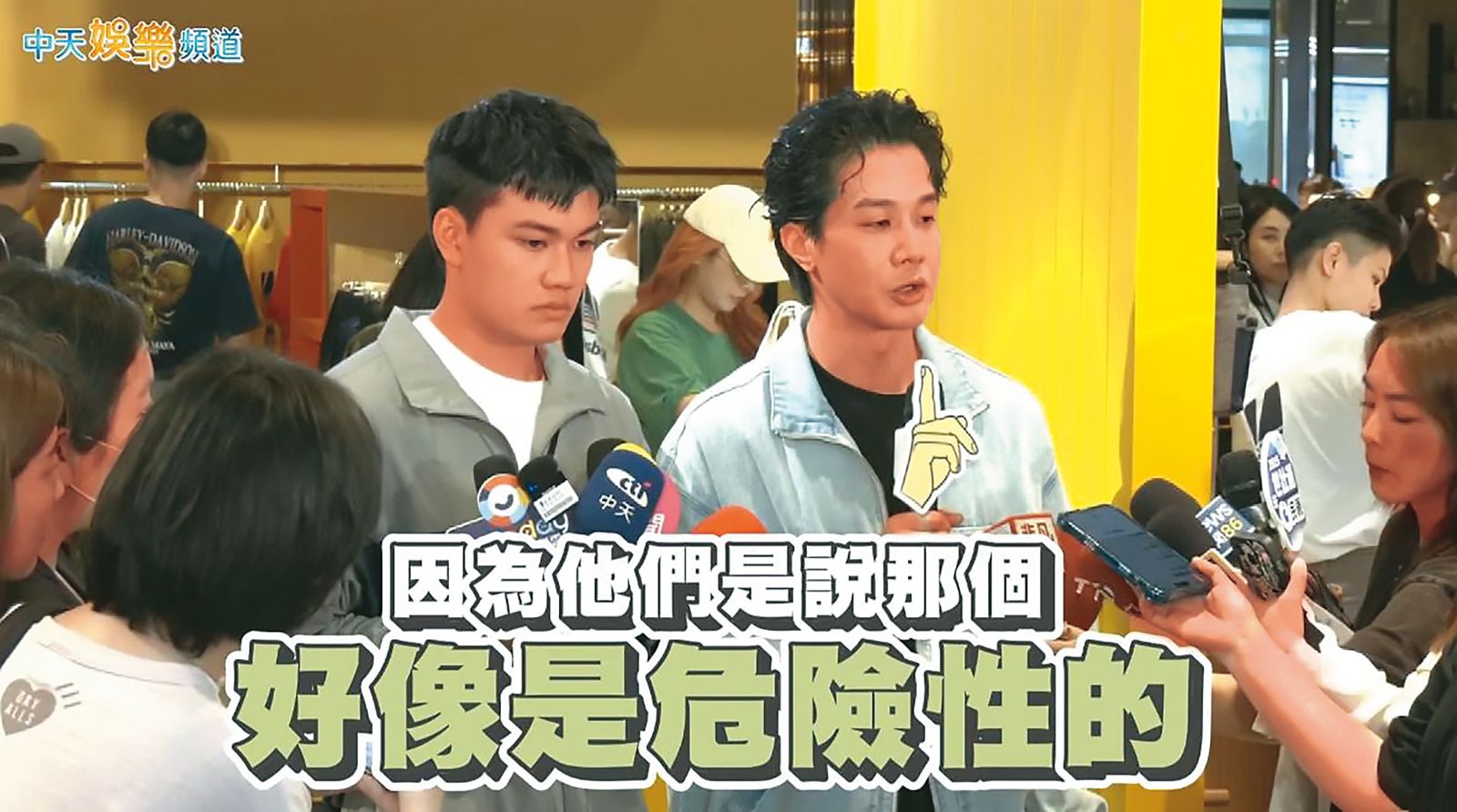 去年5月，薛仕凌（右）被問到閃兵話題時，稱自己有遺傳性高血壓。左為劉子銓。（翻攝自中天新聞）