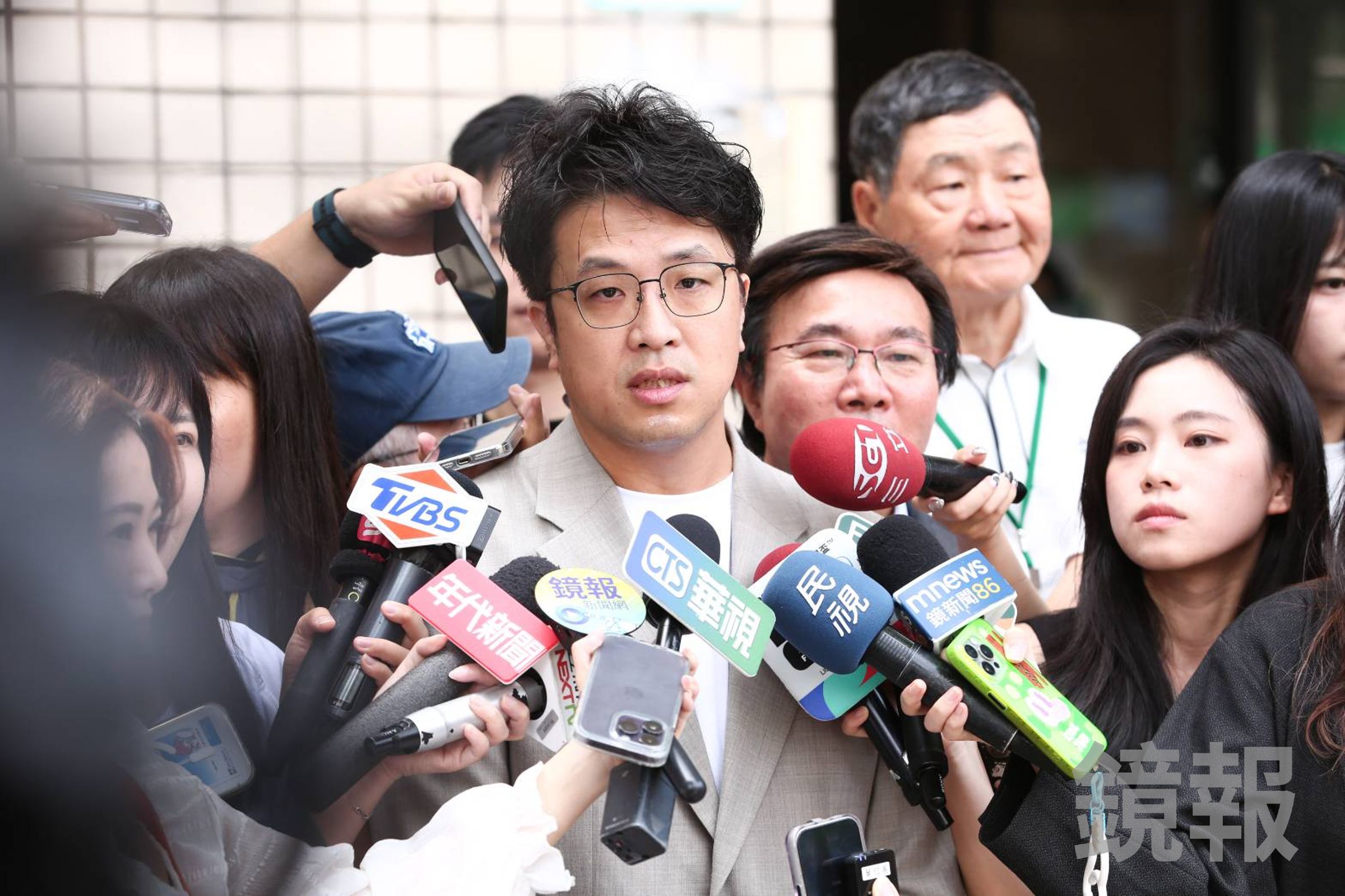 沈伯洋遭人24小時跟監進出動態,4名徵信業者遭起訴。(鏡報李鍾泉)