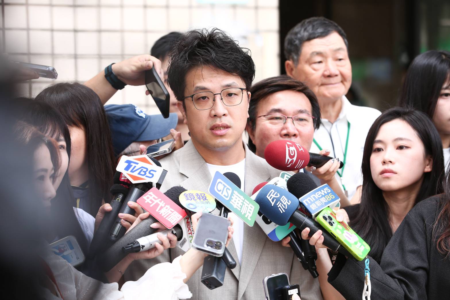 沈伯洋遭24小時跟監 妻女進出家門全被拍!委託外包手法曝光「4人起訴、2港嫌發布通緝」