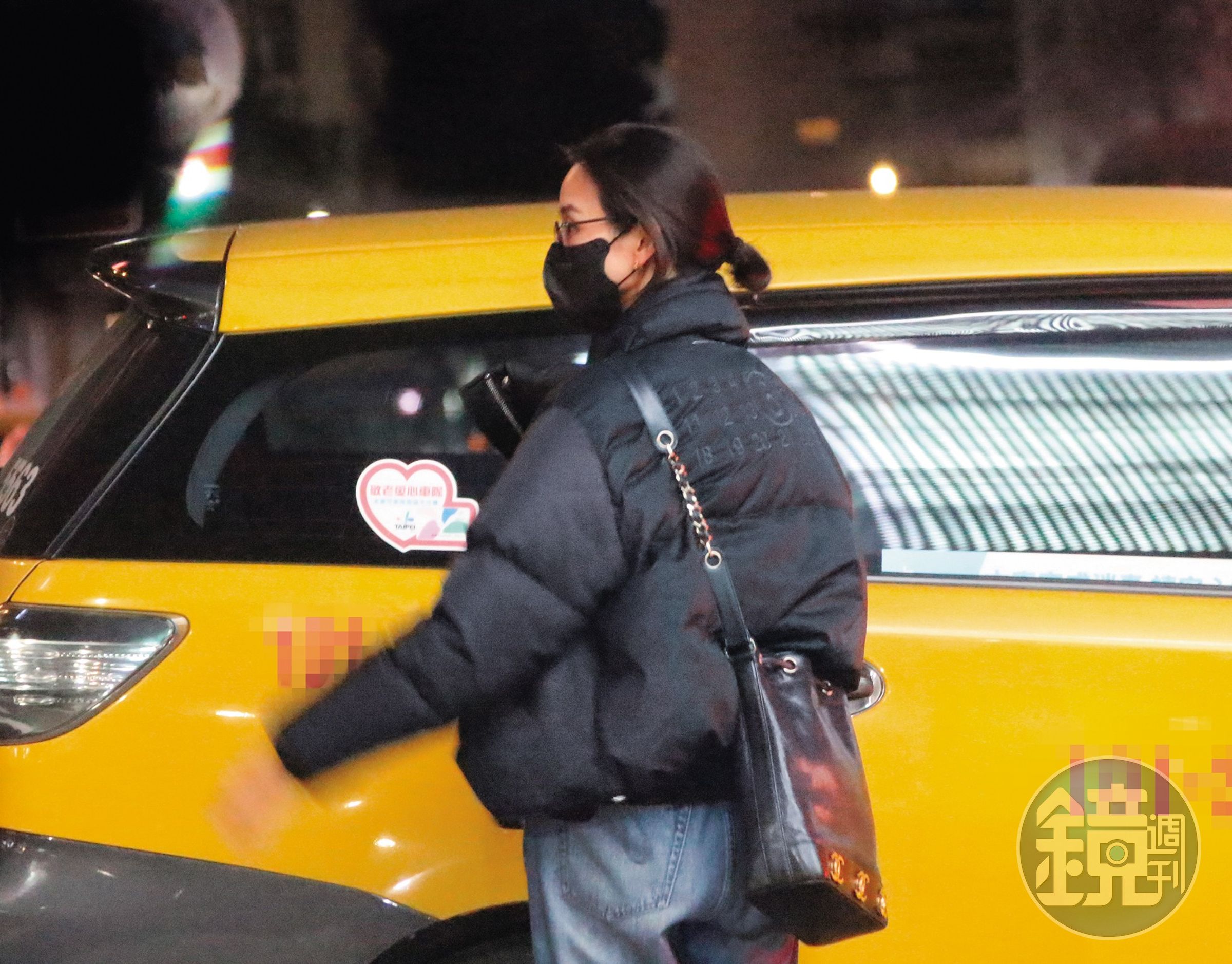 12/27 02：32 東西交接完畢，張鈞甯連對方車窗都還沒搖上，就快步走去搭另一輛小黃。