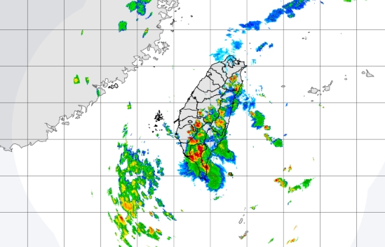 中央氣象署針對屏東、台東、台南、高雄發布大雷雨即時訊息，同時也對屏東4鄉發布國家級警報。（翻攝自中央氣象署官網）
