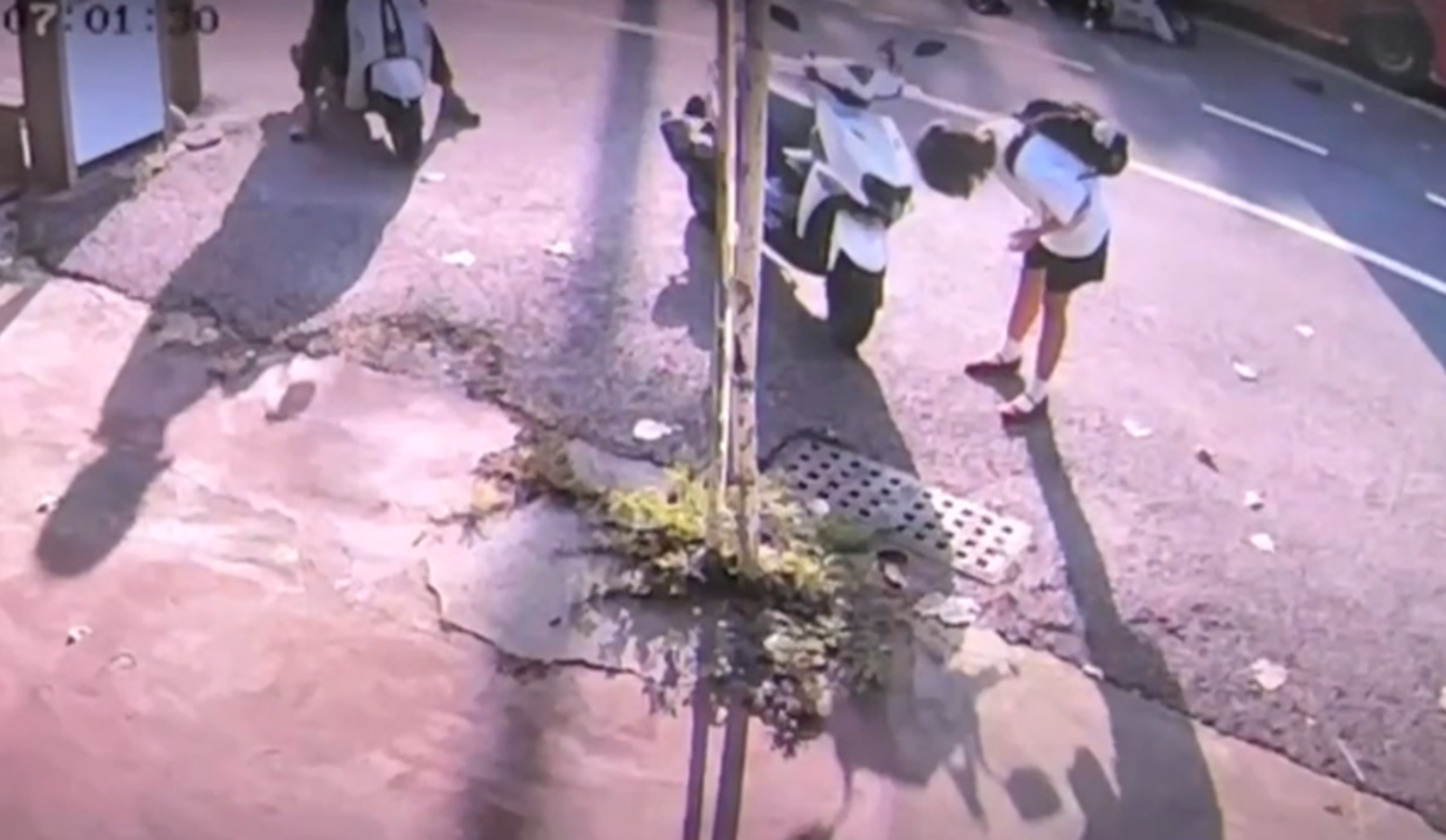 肇事的20歲戴姓女大生下車後，不是先關心被她撞飛的人，反而先關心起自己的機車損傷情況。（翻攝畫面）