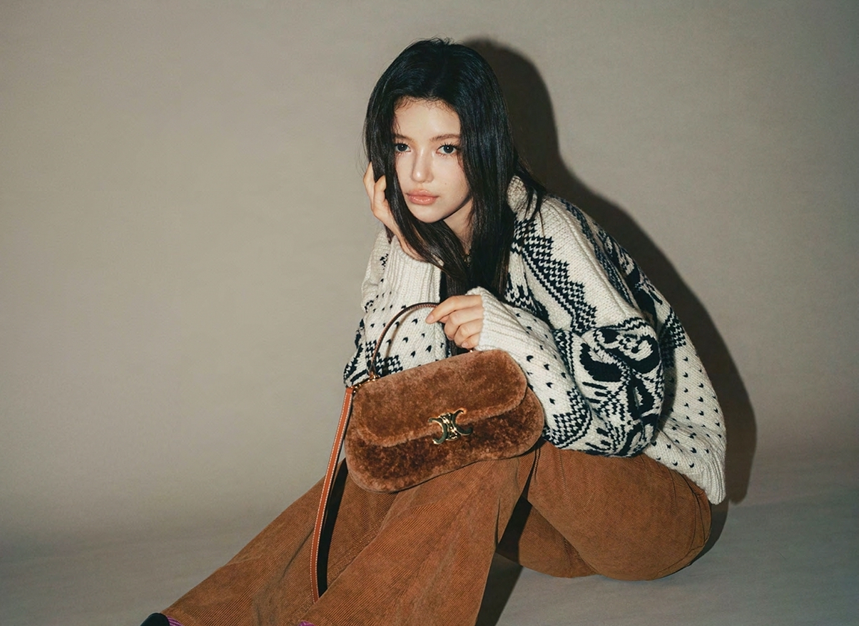 .韓國女團NewJeans的Danielle身上行頭：Triomphe費爾島羊毛圓領毛衣、Marco燈芯絨牛仔褲NT$45,000、ess拋光牛皮革樂福鞋、Teen CELINE Lola羊毛革及牛皮革手袋NT$110,000。（CELINE提供）