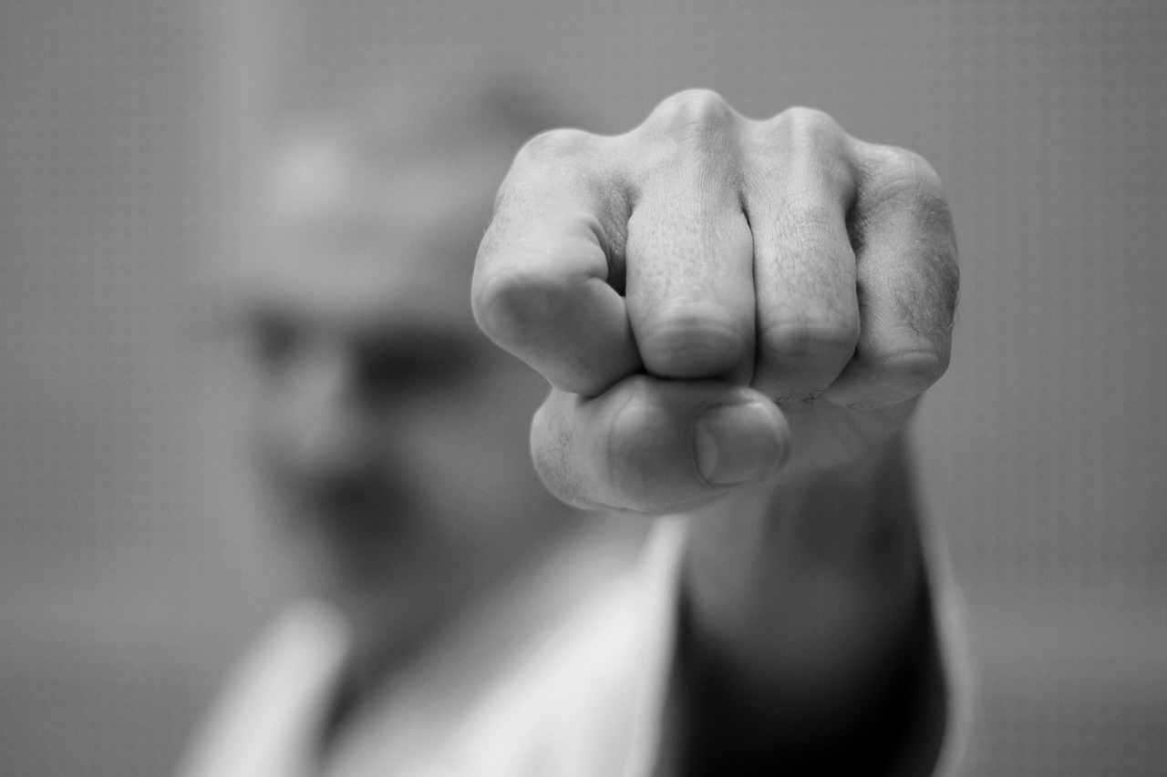 謝姓大哥女兒在校遭男學生尾隨偷拍，雙方家長協商時，他暴怒毆打對方父親。（示意圖，Pixabay）