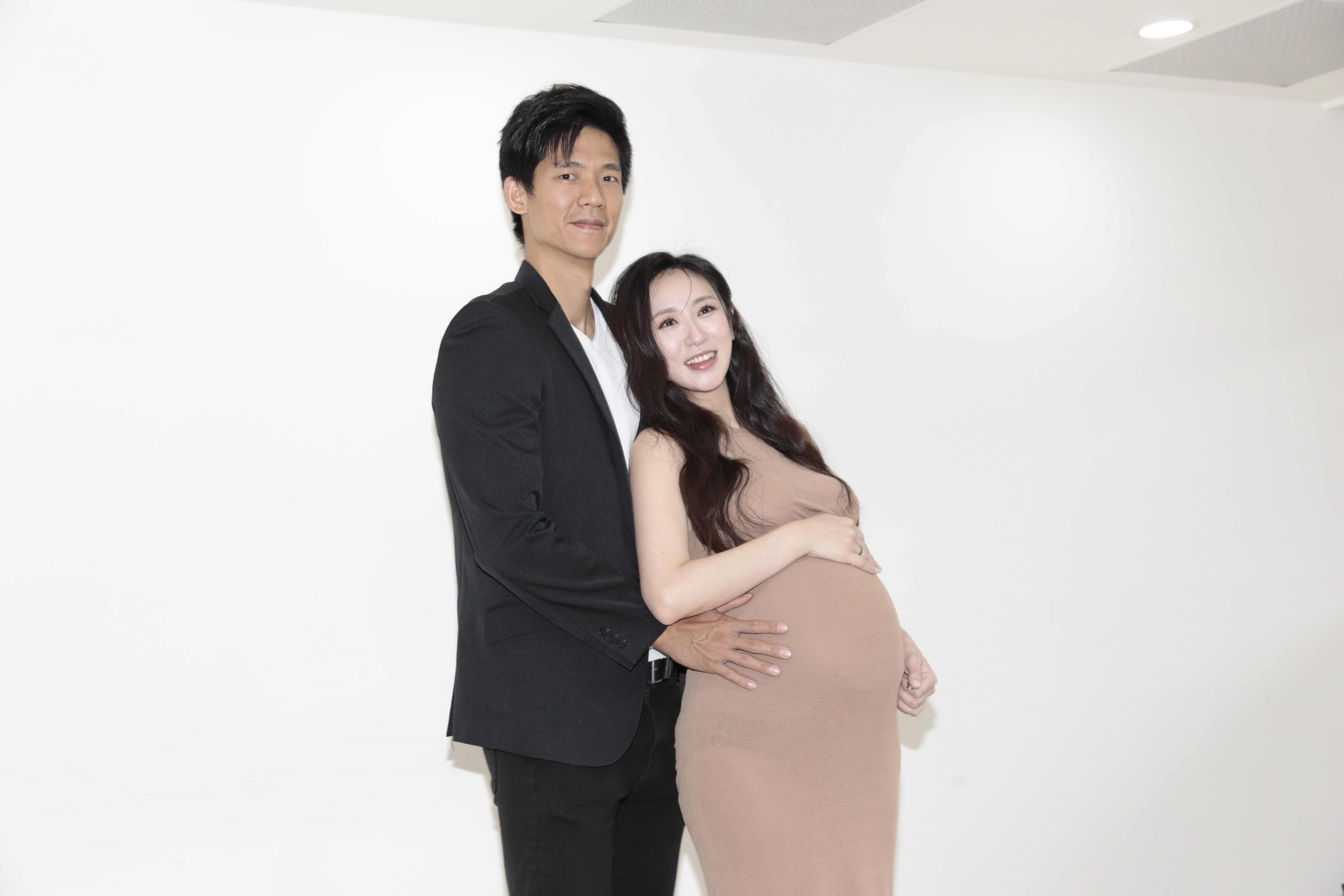 蔡允潔與老公一起出席公益活動。