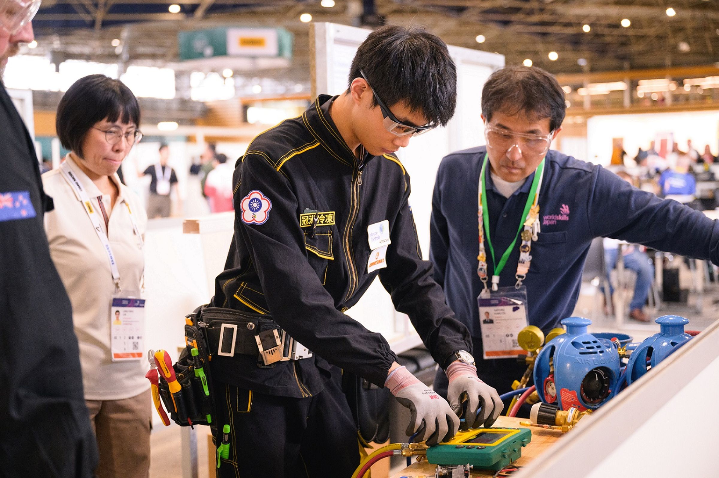 北科大技優專班陳思源(中)拿下本屆國際技能競賽「冷凍空調」金牌,為國爭光。(北科大提供)