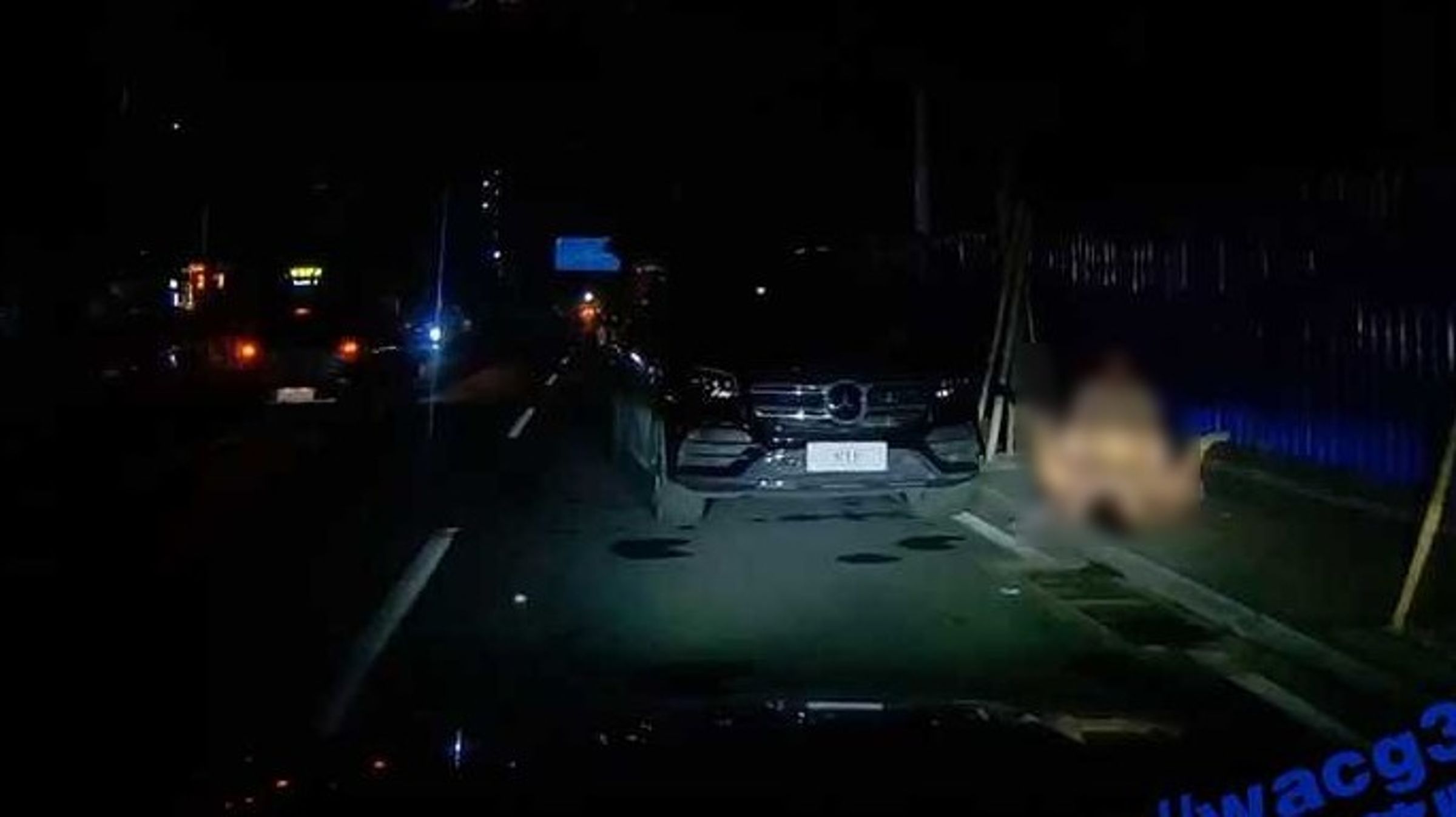 駕駛找停車位,然後看到男女路邊野合。(翻自《吃瓜網》)