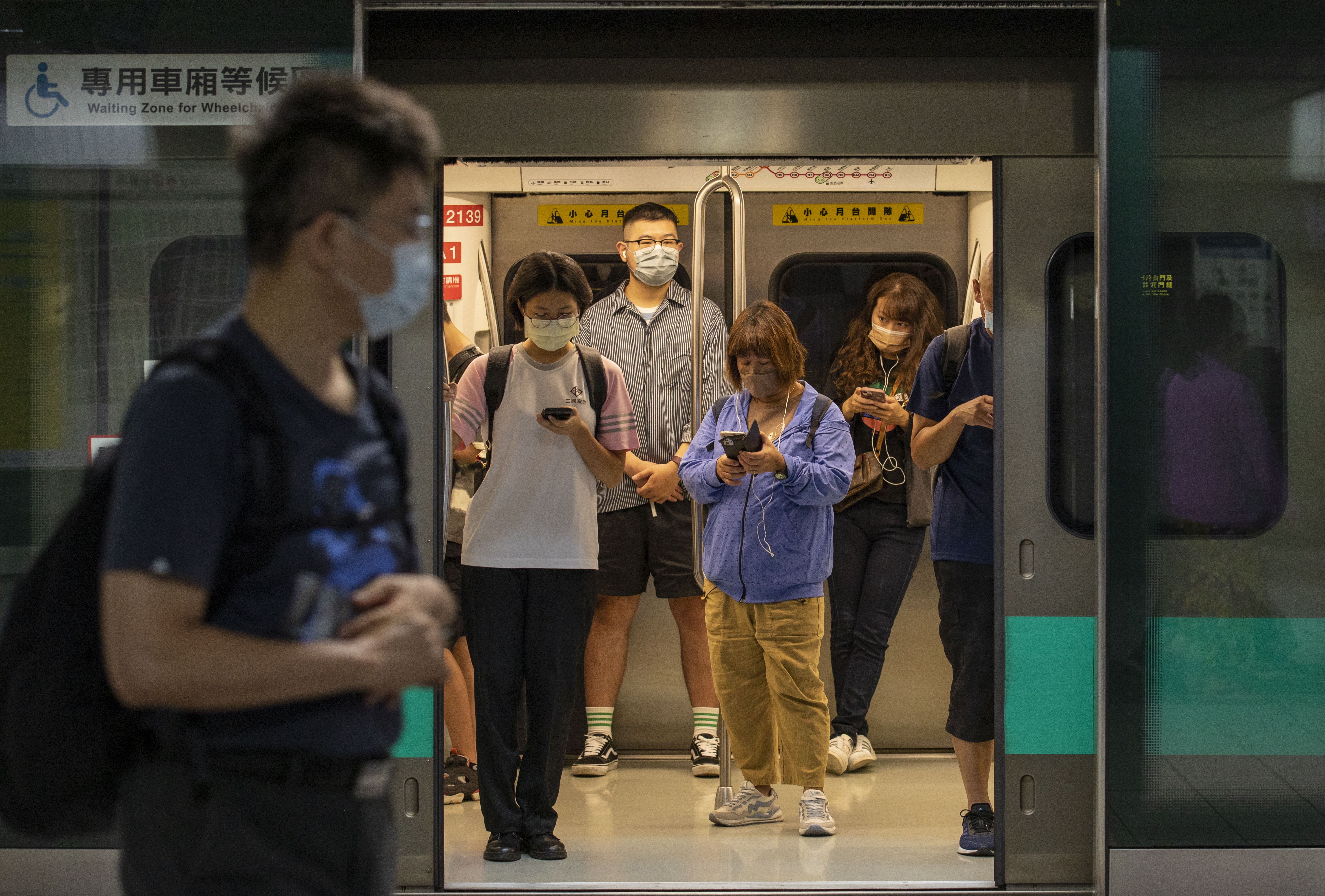 高雄捷運發生司機員將遺失物直接丟棄的案件。（本刊資料照）