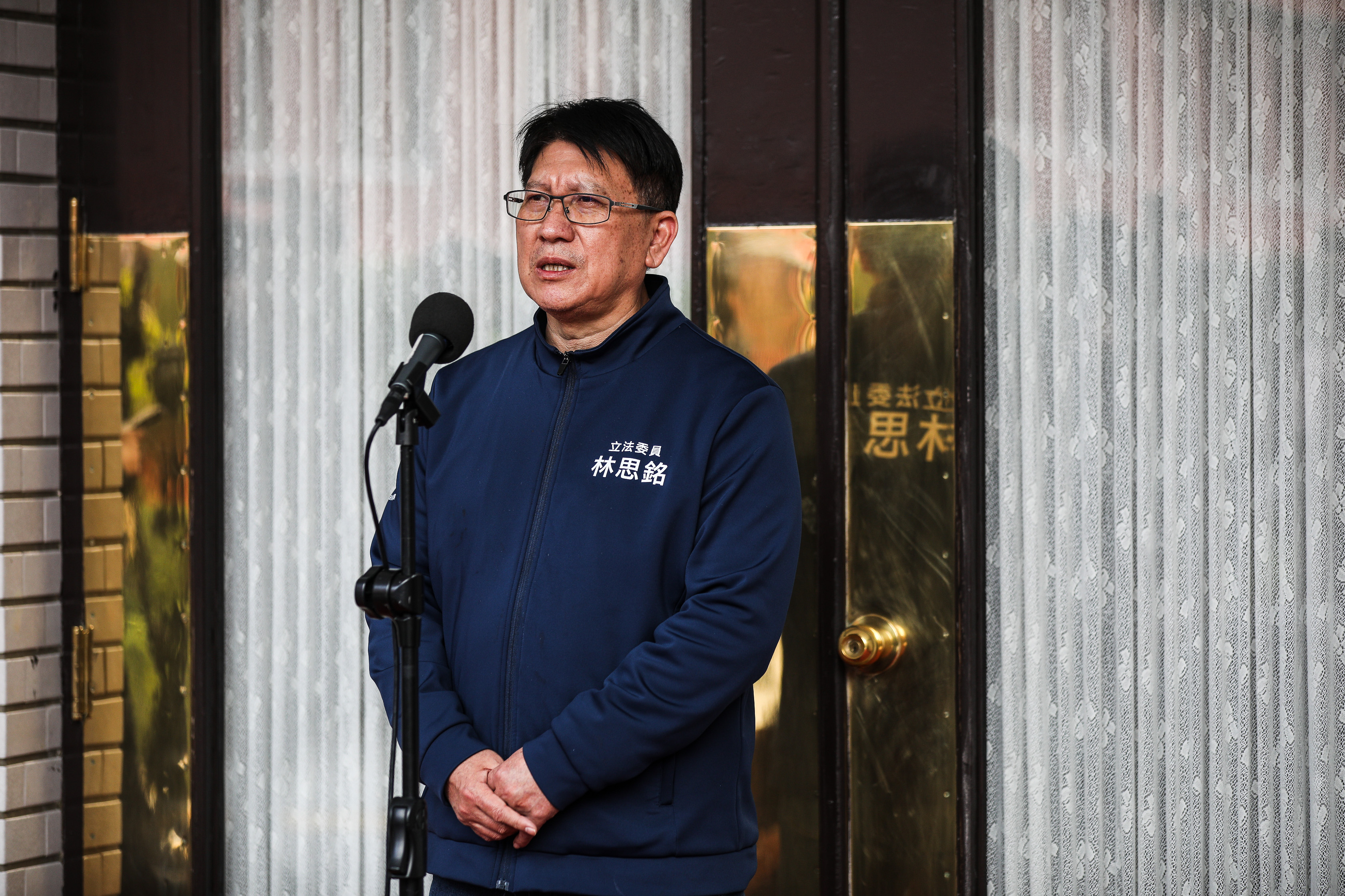 林思銘遭爆過去的文宣不只一次自稱「法學碩士」，被抓包後還重新編輯。（本刊資料照）