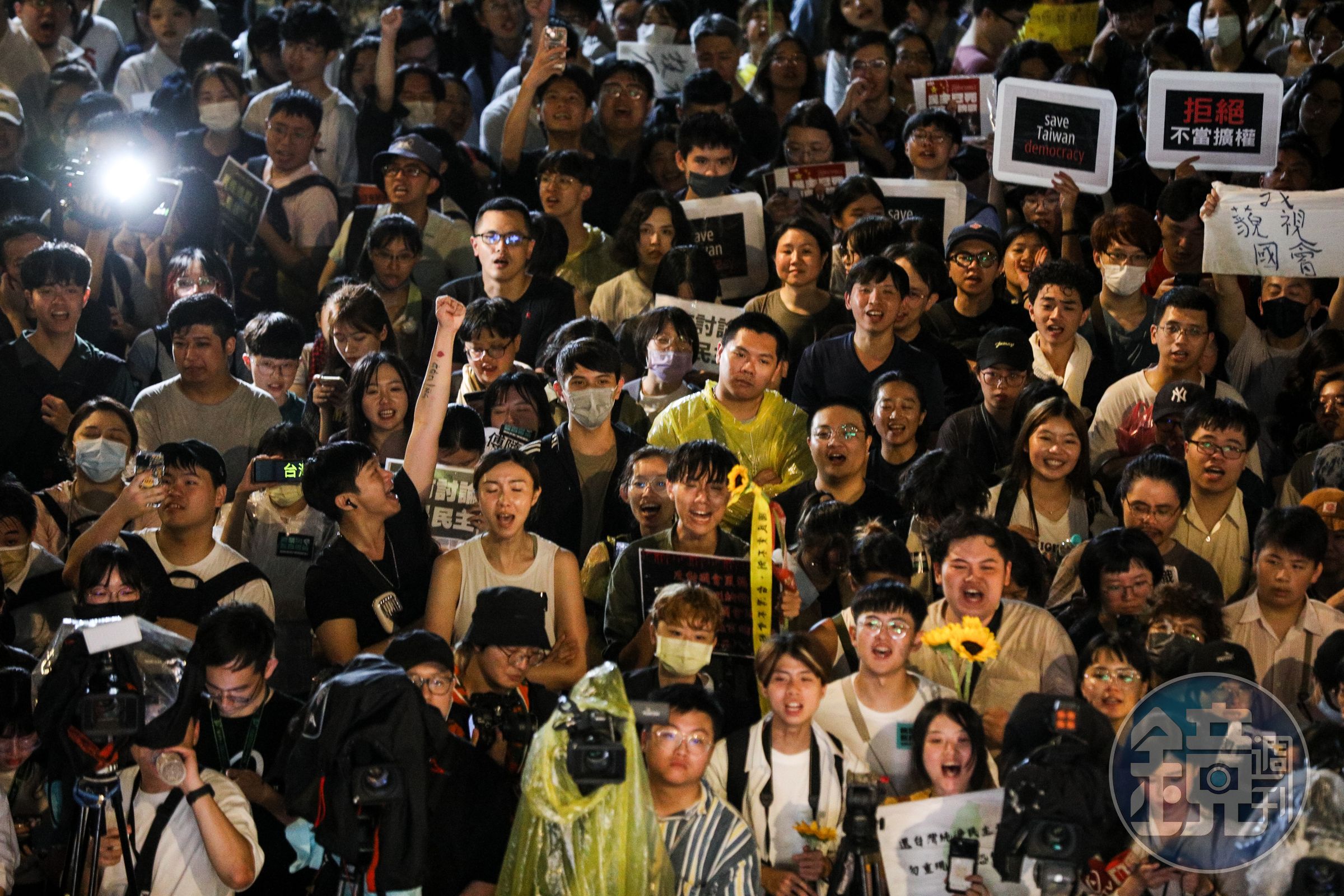 立院外抗議人潮越晚越多人,許多下班、下課的民眾也前來集結聲援。