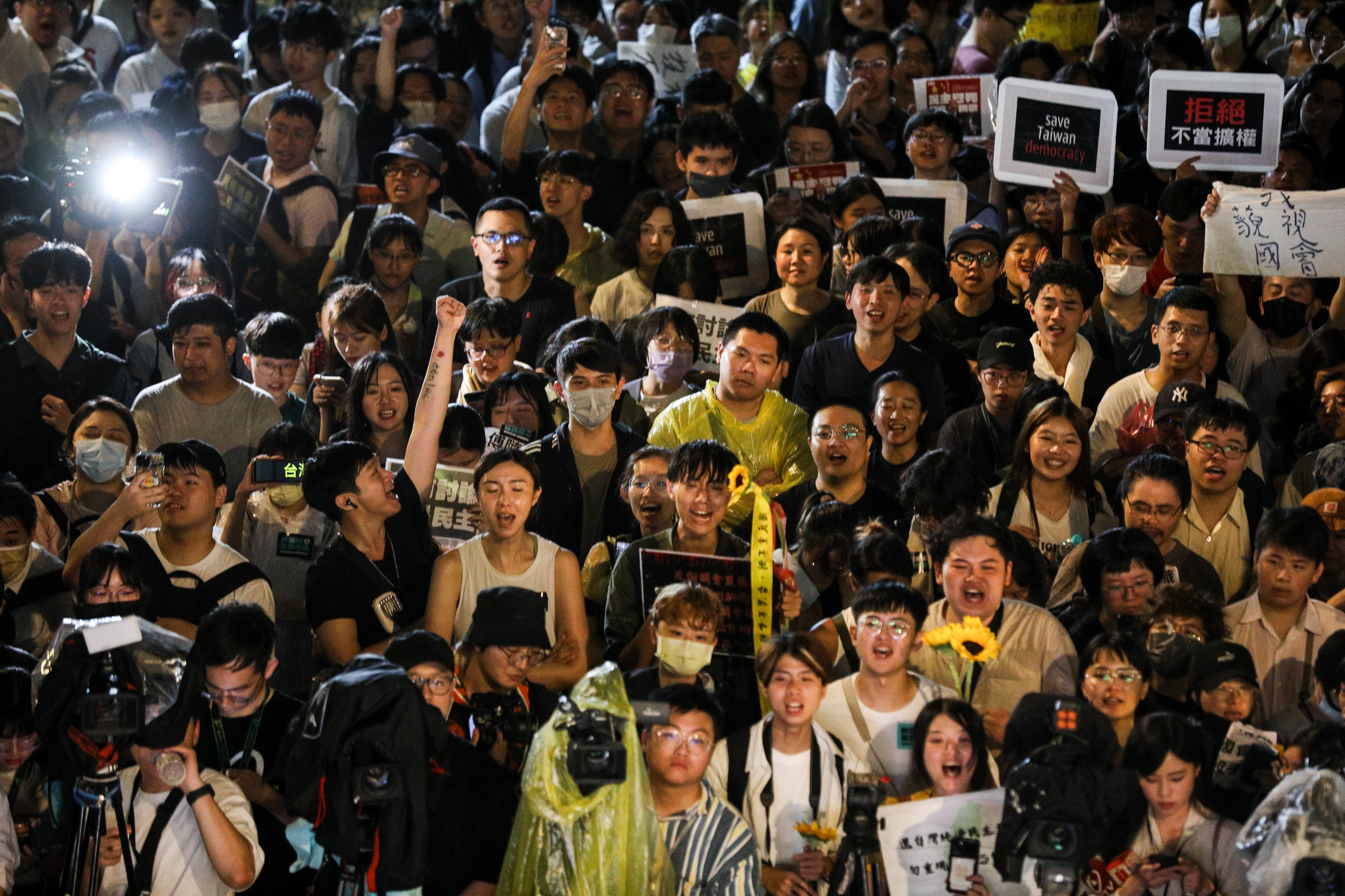 立院外抗議人潮越晚越多人，許多下班、下課的民眾也前來集結聲援。