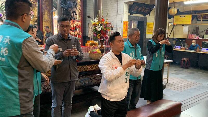 蘇孟淳今天上午到東隆宮向王爺賭咒，發誓不賄選。（讀者提供）