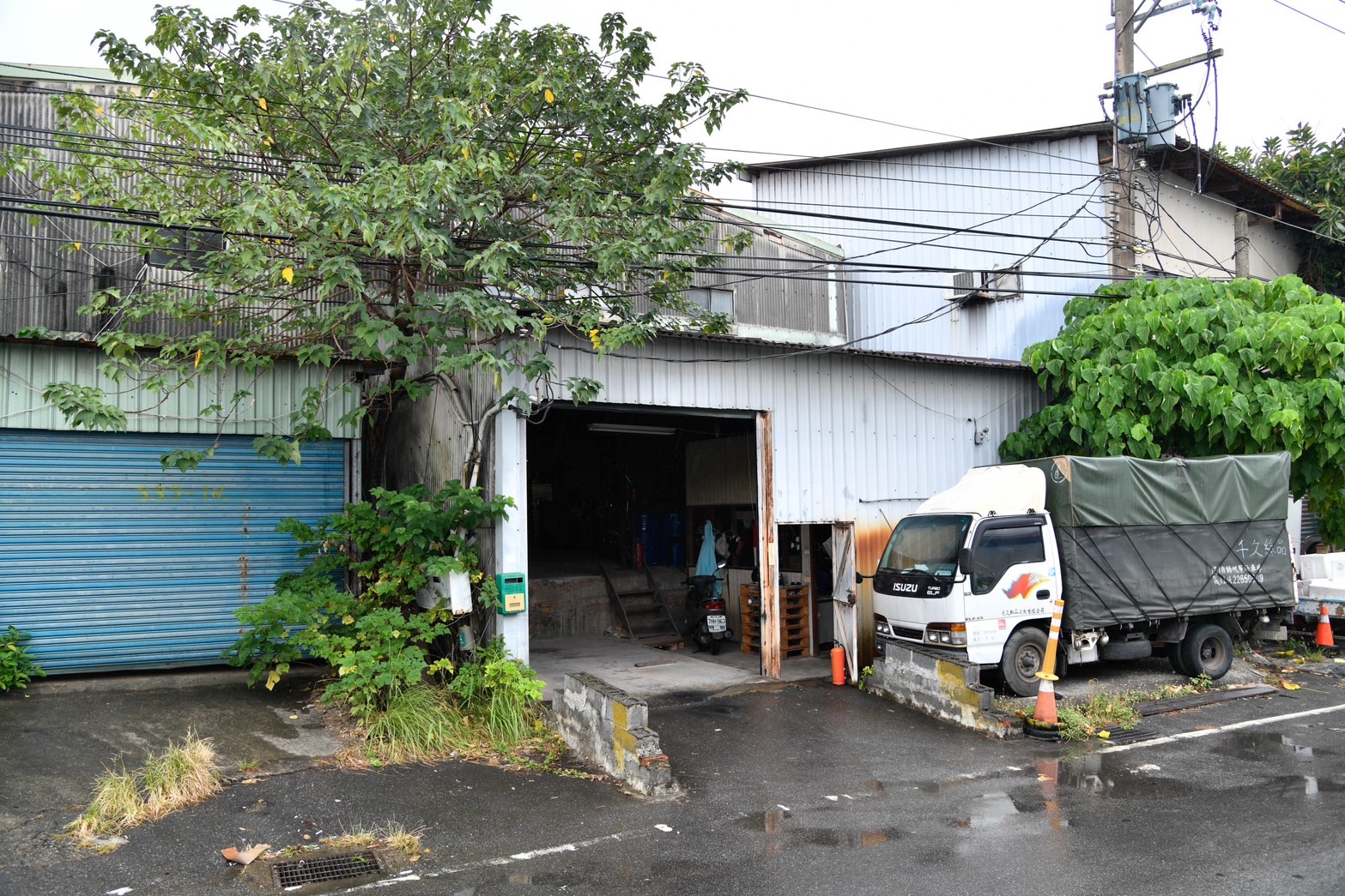 吳兆賢38年前以每月2萬元，租下現址經營紙業工廠。