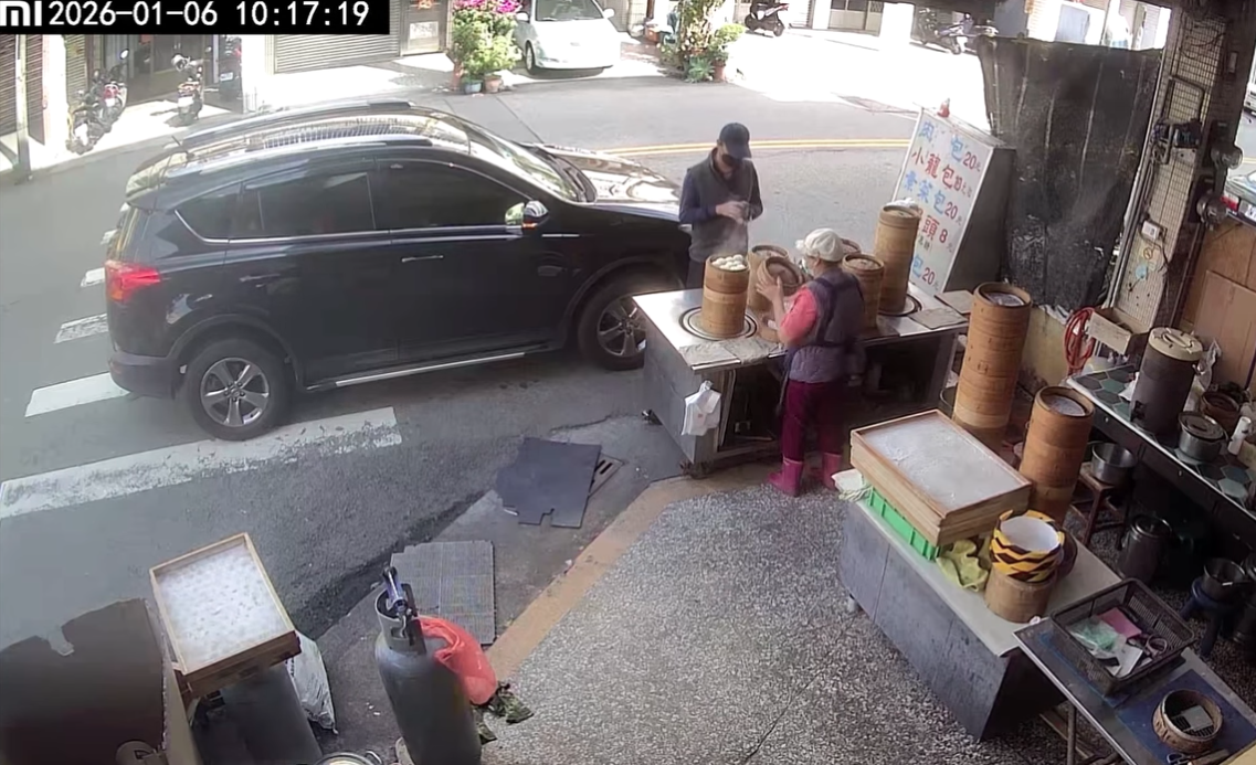 涉毒男子下車買包子吃，還不知道代誌大條了。（翻攝店家臉書）