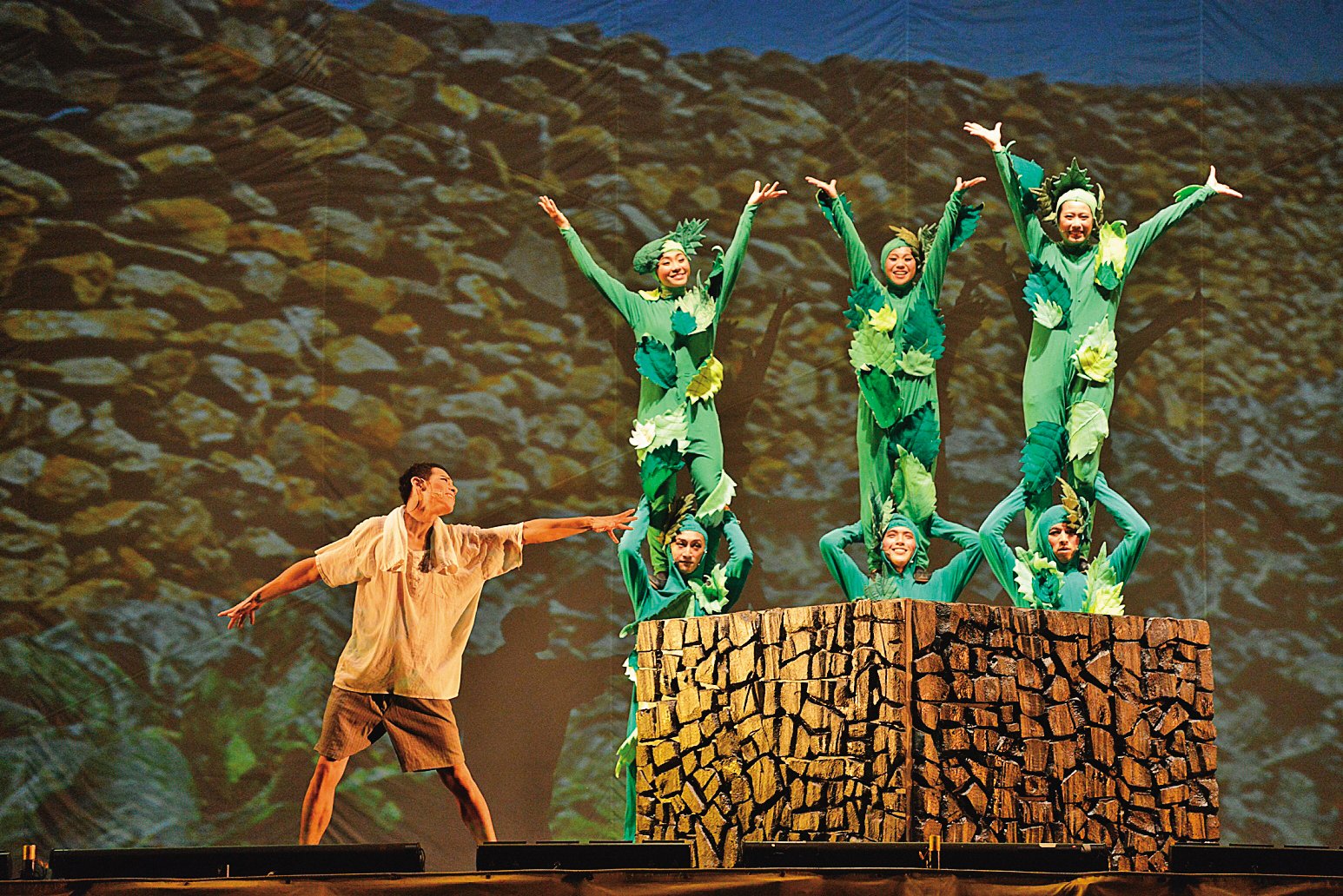 紙風車藉由在地故事介紹澎湖菜宅的特殊地景。（紙風車提供）