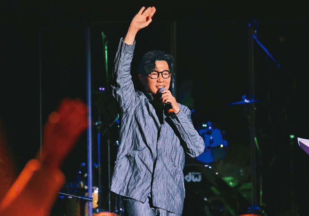 品冠這兩天在紐約表演，還得心繫捲入投資糾紛的衰事。他發聲明指去年5月開始，不斷受到裘女士騷擾，「為達其不法取財目的」。