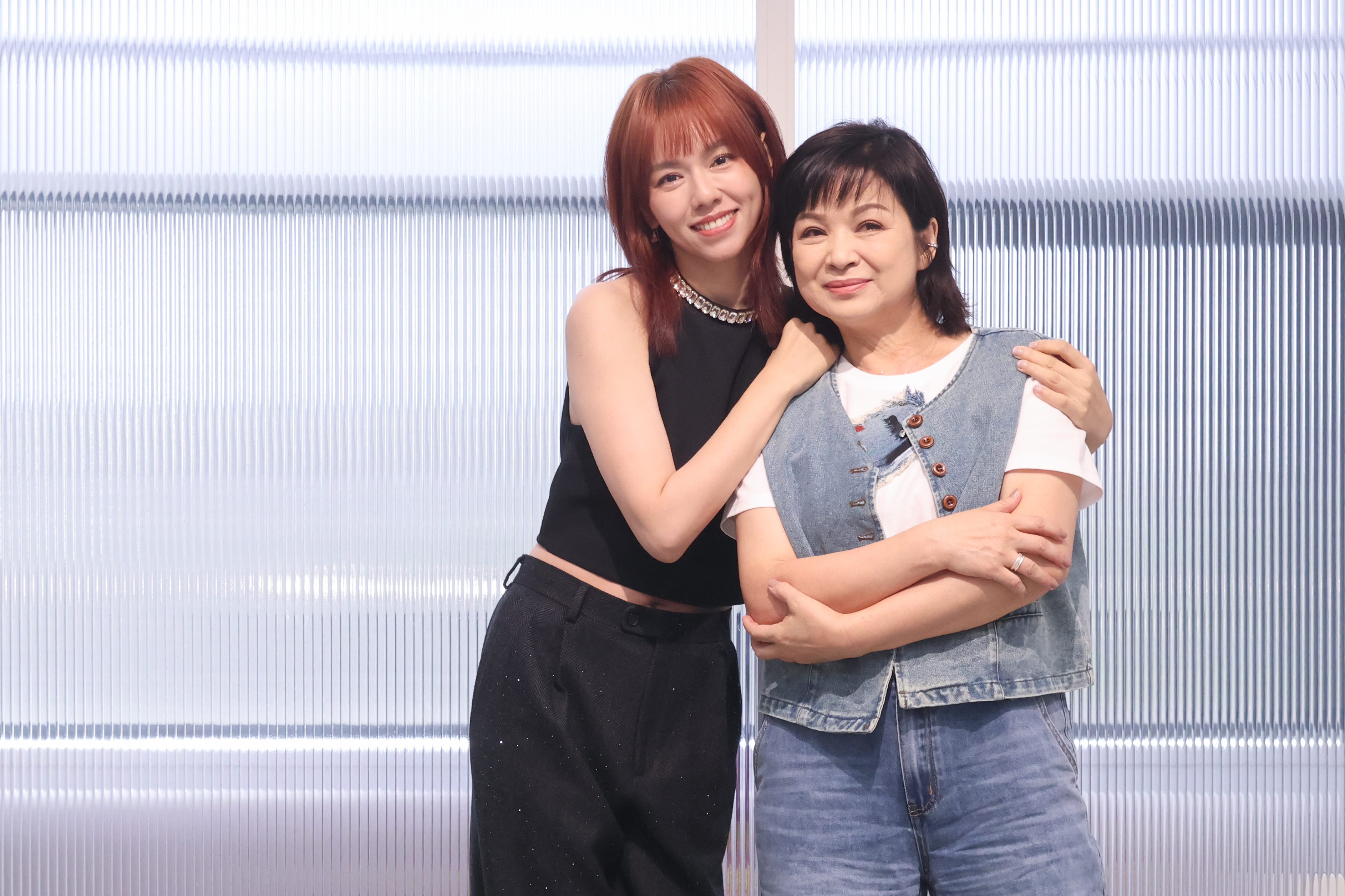 楊貴媚（右）與夏于喬（左）在《小雁與吳愛麗》戲裡相愛相殺，戲外也相處融洽就像真母女。