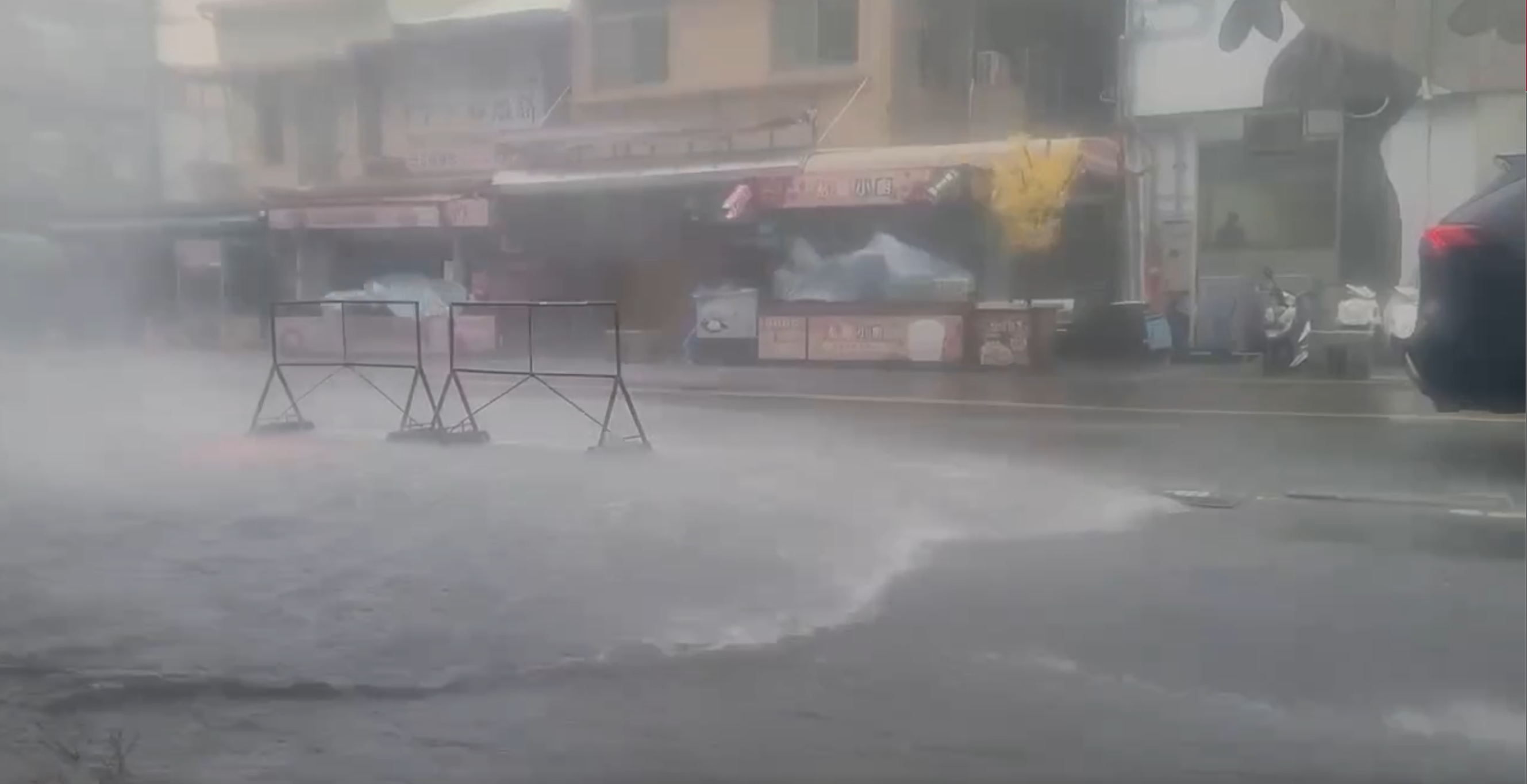 高雄旗津目前狂風暴雨。（讀者提供）