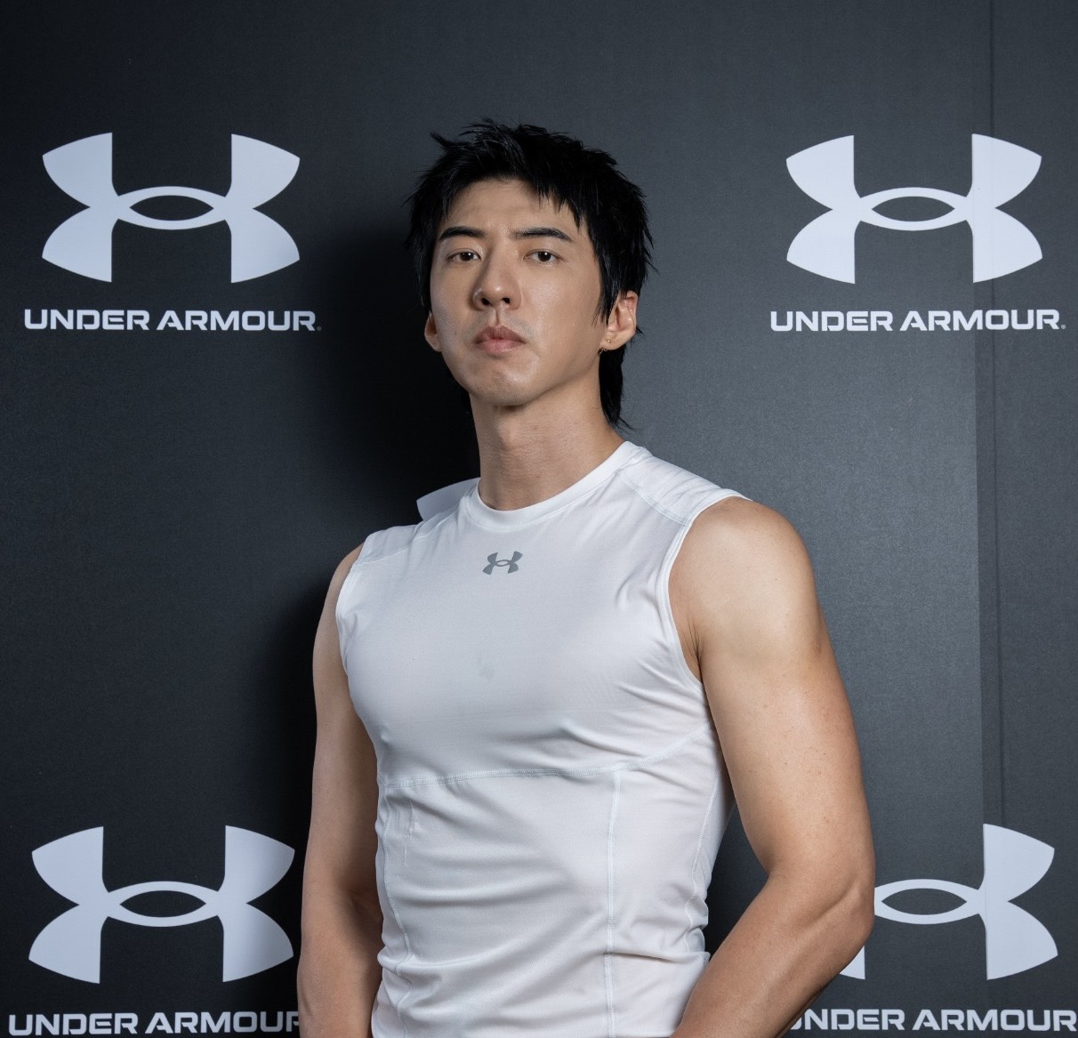 傅孟柏一身肌肉衣服要炸開。/UNDER ARMOUR提供