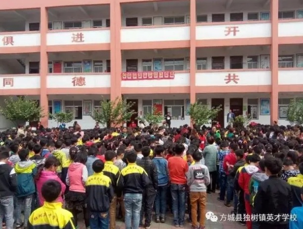 河南南陽市方城縣的「獨樹鎮硯山鋪村英才學校」宿舍週五發生大火，奪走13條人命。（翻攝自微博）