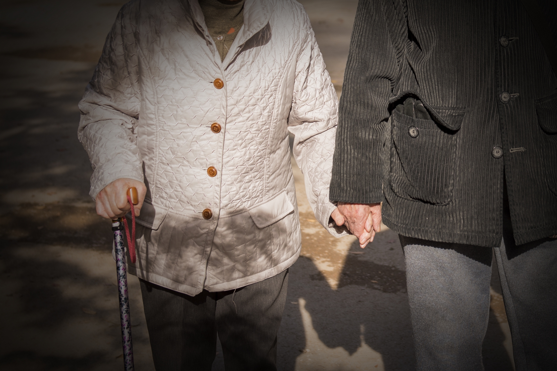 網友透露70歲的外婆談起黃昏戀,沒想到卻被家人強烈反對。(示意圖,photoAC)