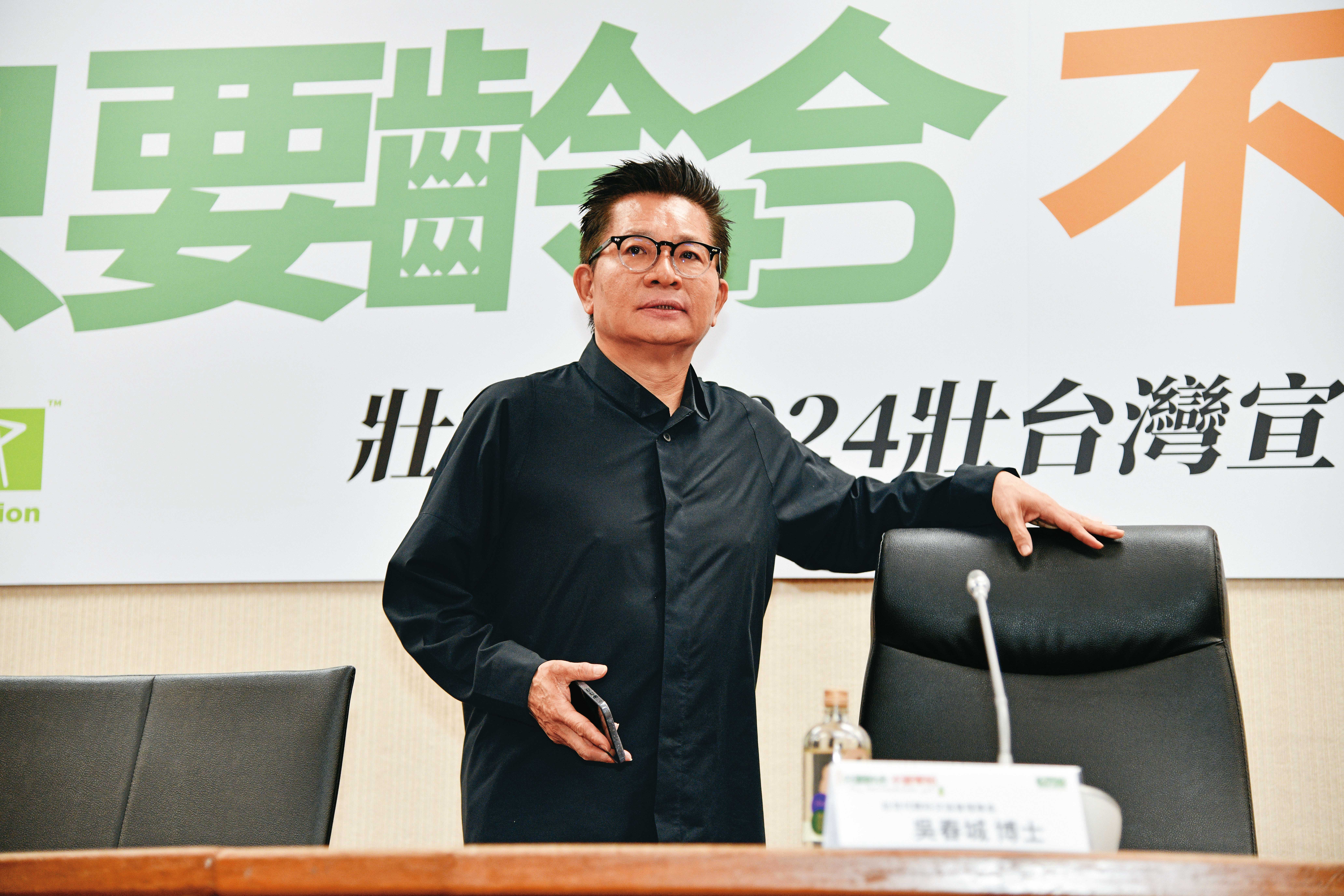 投訴人認為葉丙成未利益迴避、涉嫌圖利的狀況，與前民眾黨立委吳春成（圖）惹出的壯世代爭議相似。