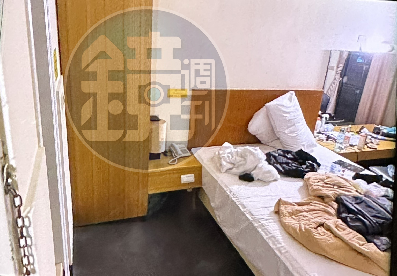 事發後，檢警前往張文在台北落腳處搜查，現場凌亂。（翻攝畫面）