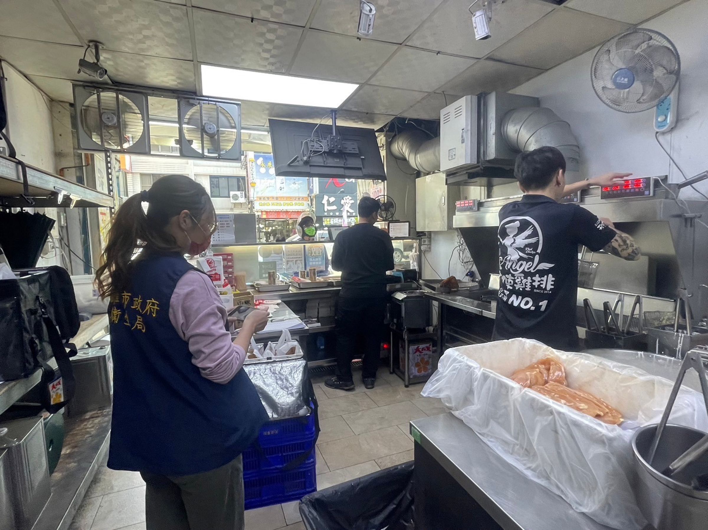 衛生局稽查天使雞排發現逾期調味料。(高雄市衛生局提供)
