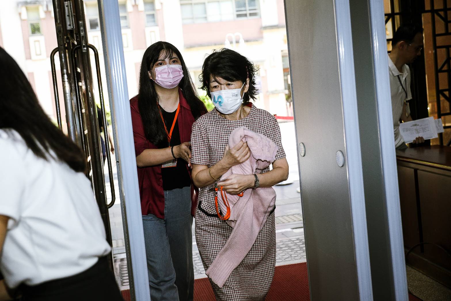 陳佩琪「槍斃跳樓文」被檢舉下架，她今日做出回應。（鏡報鄒保祥攝）