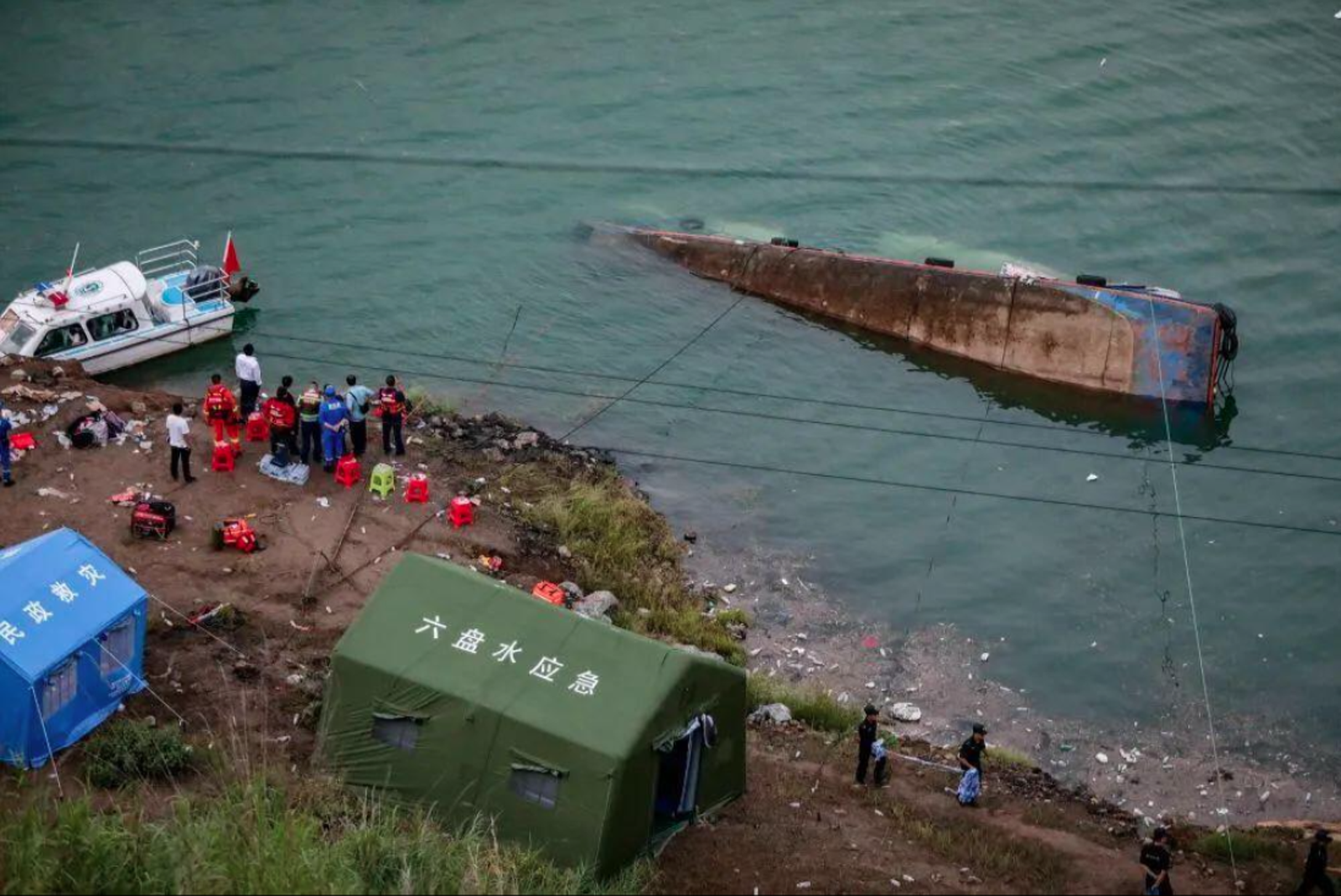 突遇狂風暴雨！　貴州遊船翻覆84人落水「9死1失聯」