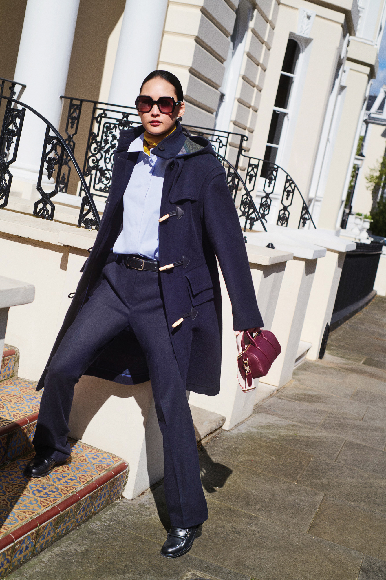 LONGCHAMP X GLOVERALL海軍藍色粗呢大衣。NT$43,200。（LONGCHAMP提供）