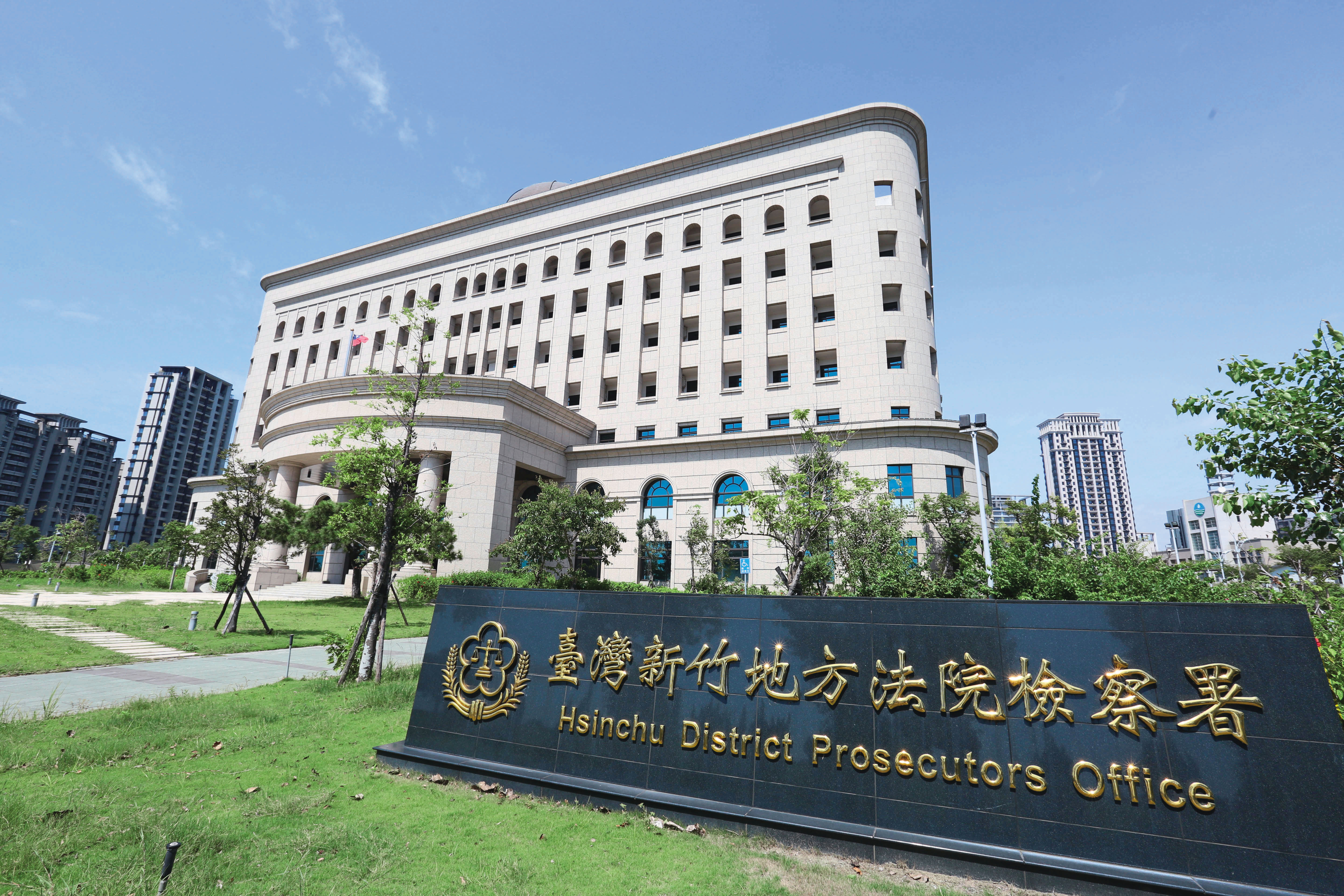 許男與李女雙方目前纏訟官司數十件，2人已成為新竹地檢及法院內眾所皆知的人物。