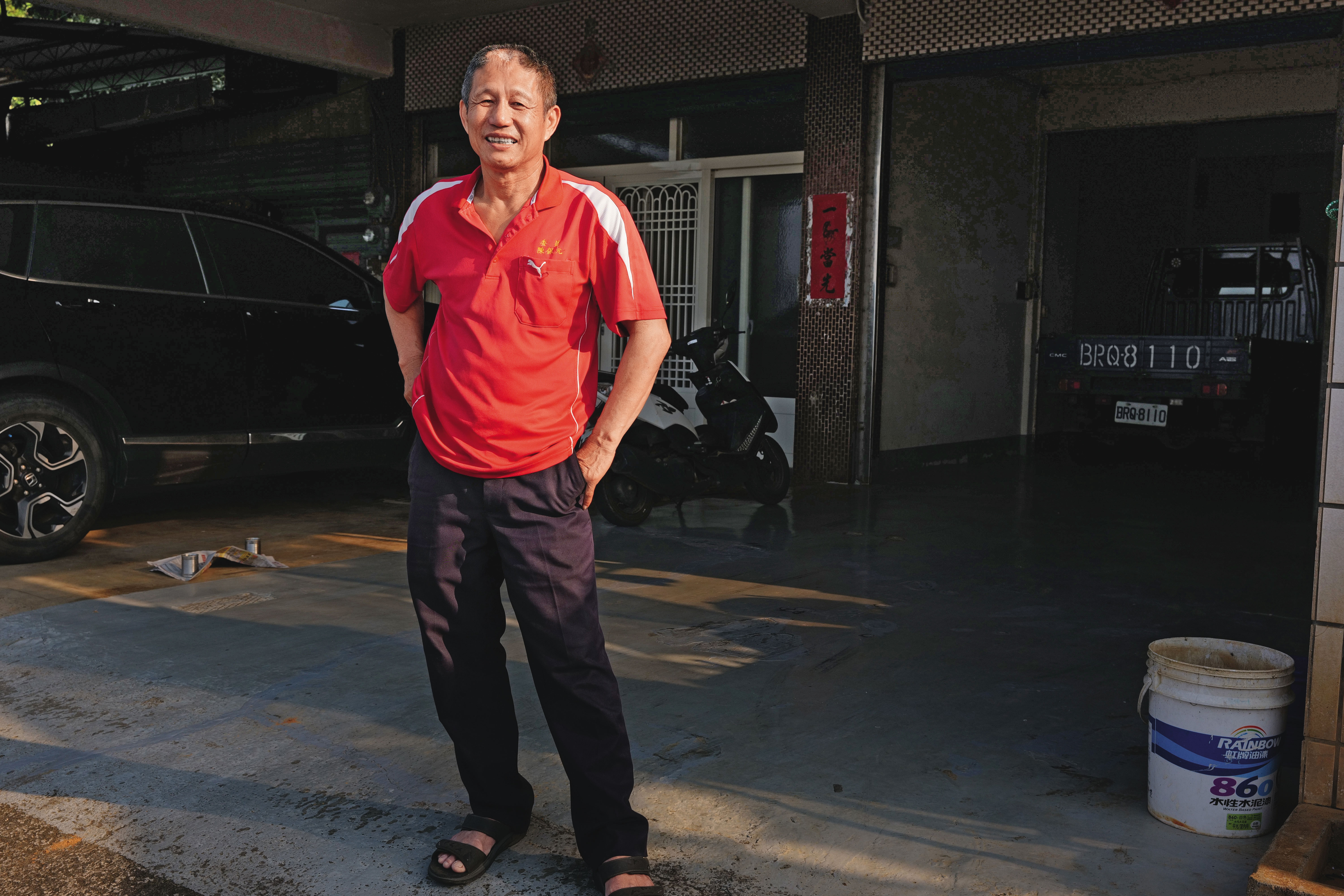 陳保元擔任乩生將近40年，因為操五寶敲擊，額頭上方凹陷明顯且長不出頭髮。