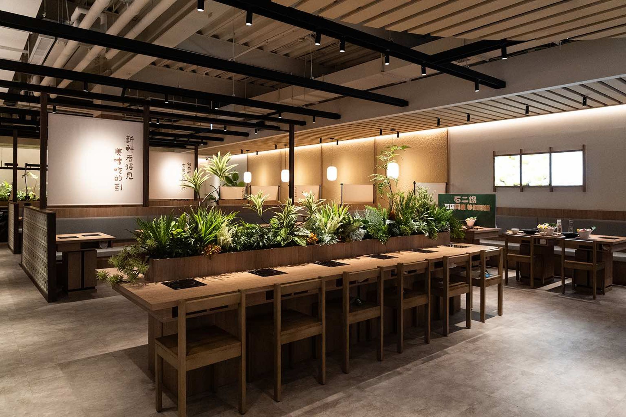 石二鍋近期展開門市店裝升級計劃,首間全新風格旗艦店由台中文心崇德店領軍改裝亮相。(石二鍋提供)