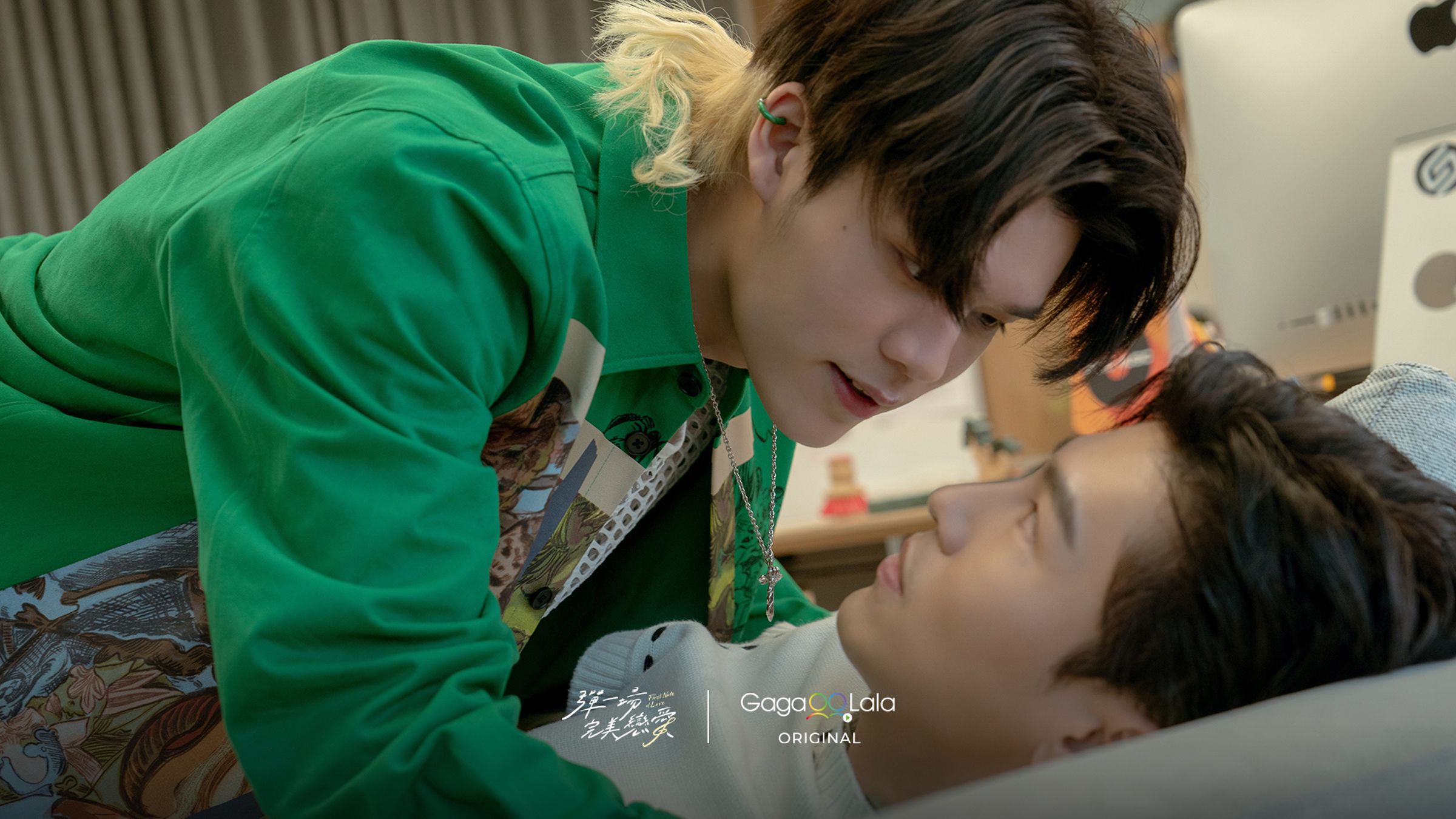 飾演泰國巨星Orca的Jame登場就對Reese(劉泯廷飾)來個沙發咚。(GagaOOLala提供)