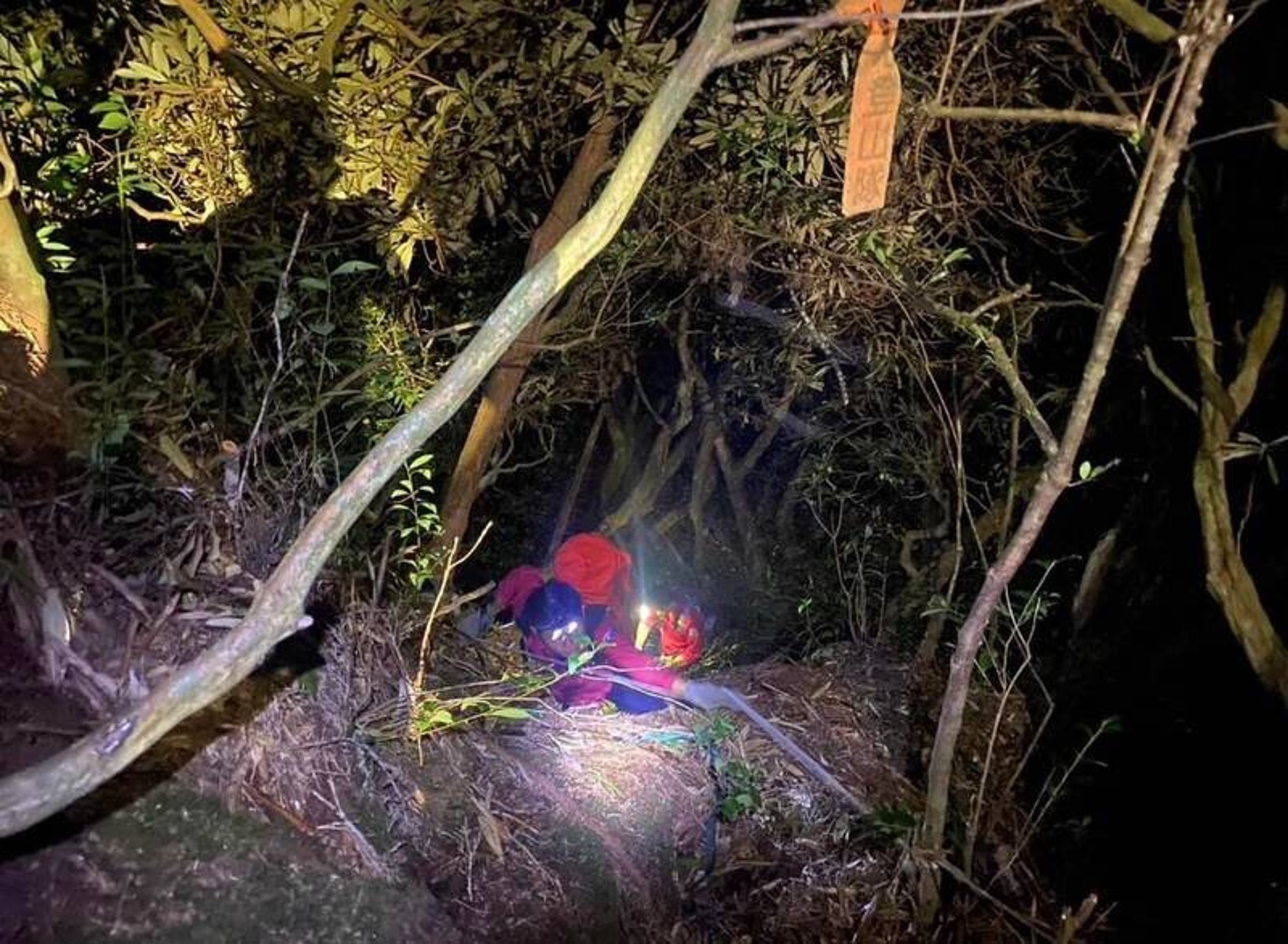 一支7人登山隊伍昨日挑戰金天縱走，領隊在山上疑似心肌梗塞發作倒地身亡。（南投縣消防局提供）