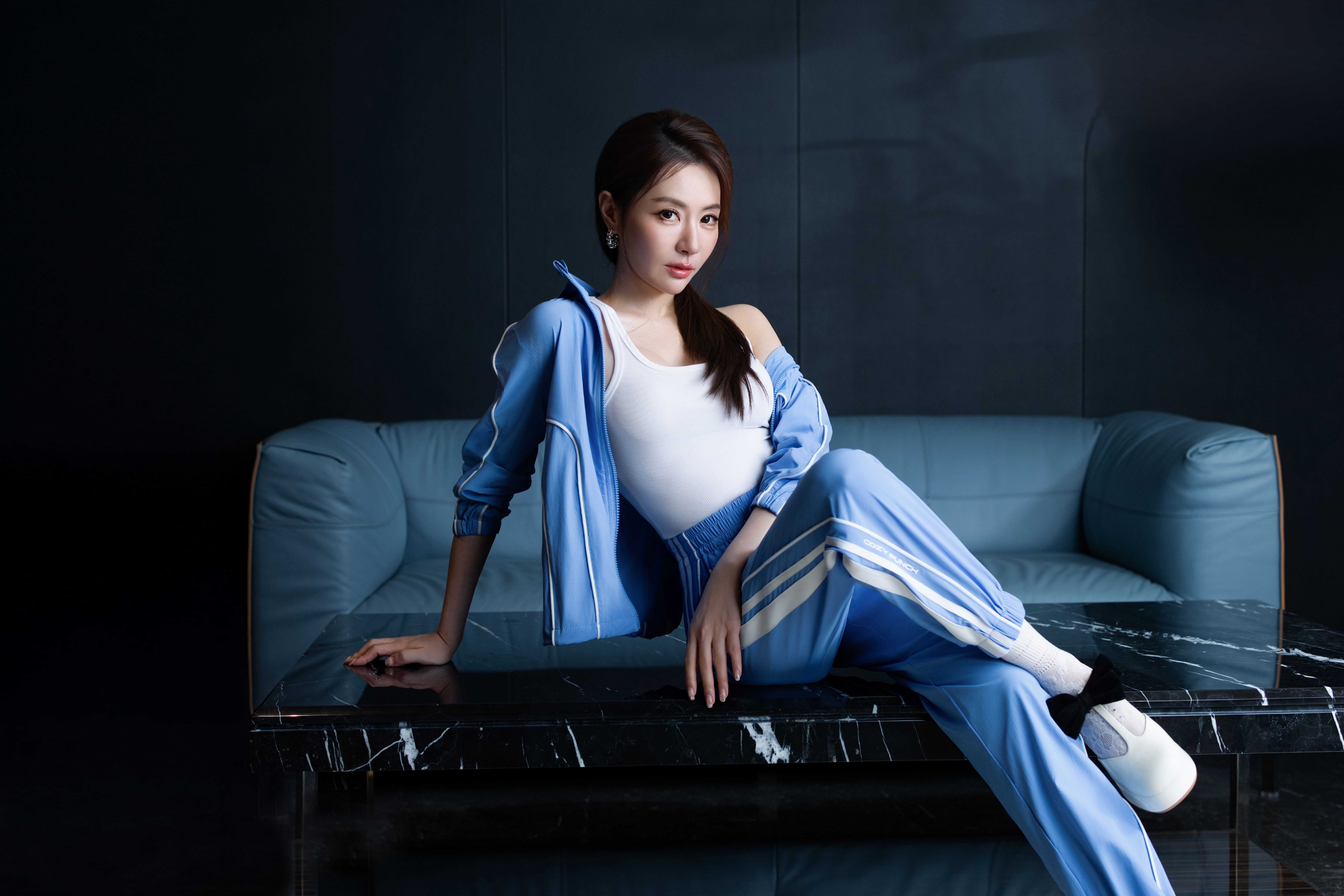 時尚名媛王瀅演繹COZY PUNCH正夯的「ONE TONE 彩虹衣」，時髦有型。（鏡藝宏海提供）