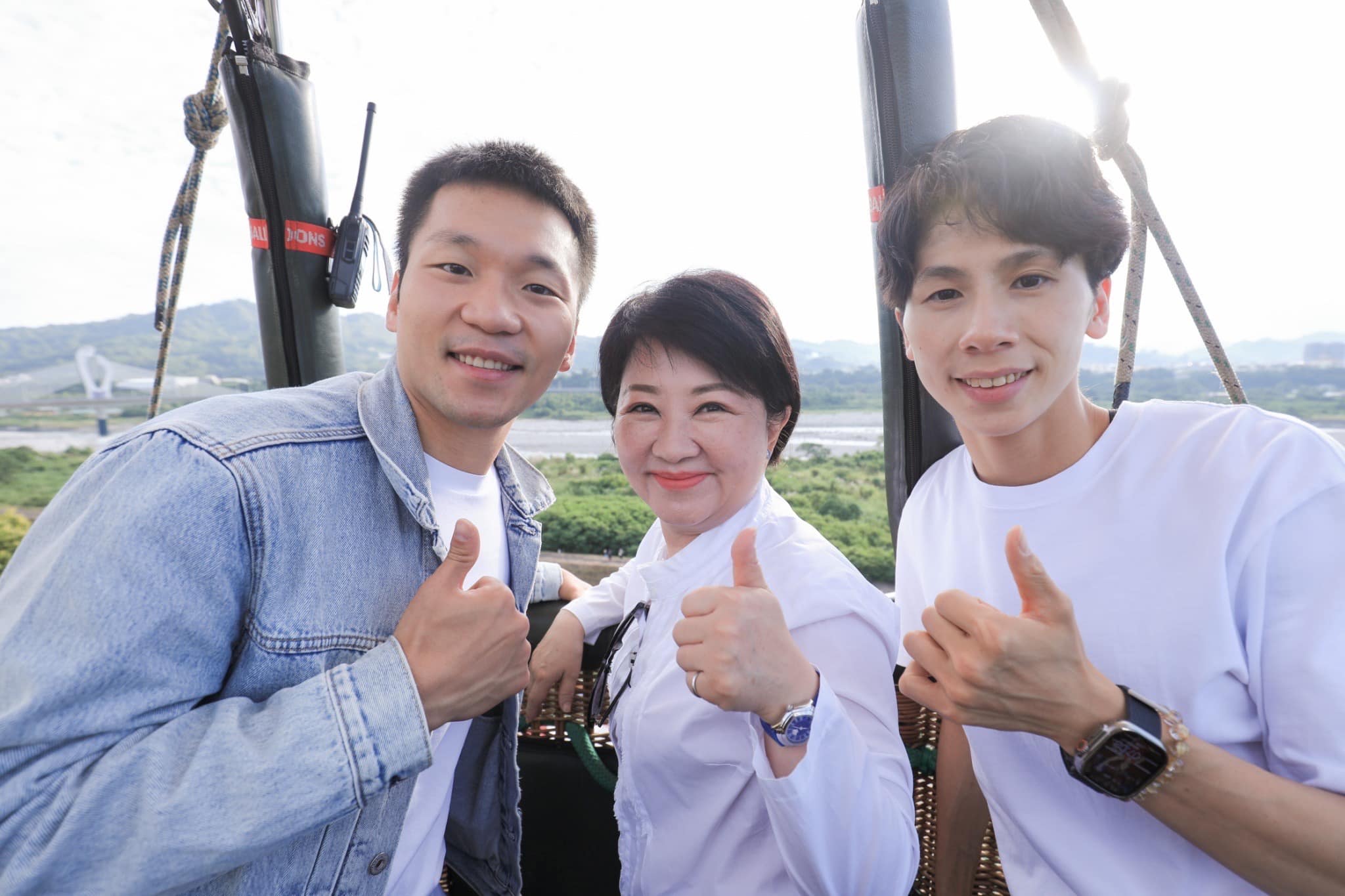 李洋（左起）、盧秀燕、林郁婷在熱氣球上合照比讚。（翻攝盧秀燕臉書）