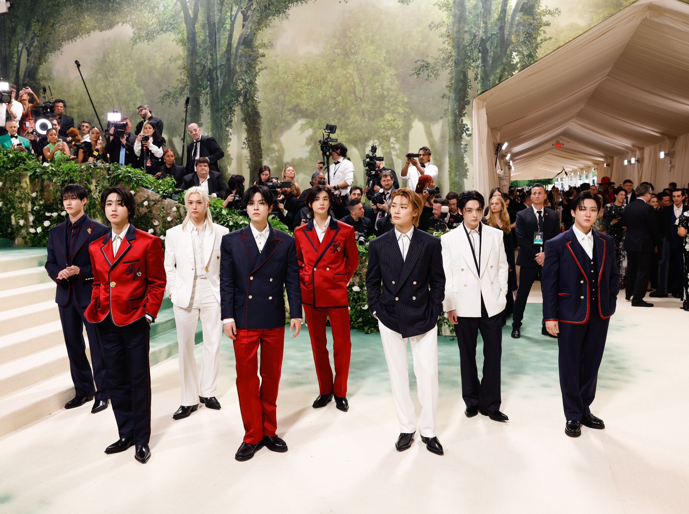 韓團Stray Kid是美國品牌Tommy Hilfiger的代言人,所以也就穿著同品牌服裝出場,黑、紅、白3色混搭。感覺可以更誇張一點。(東方IC)