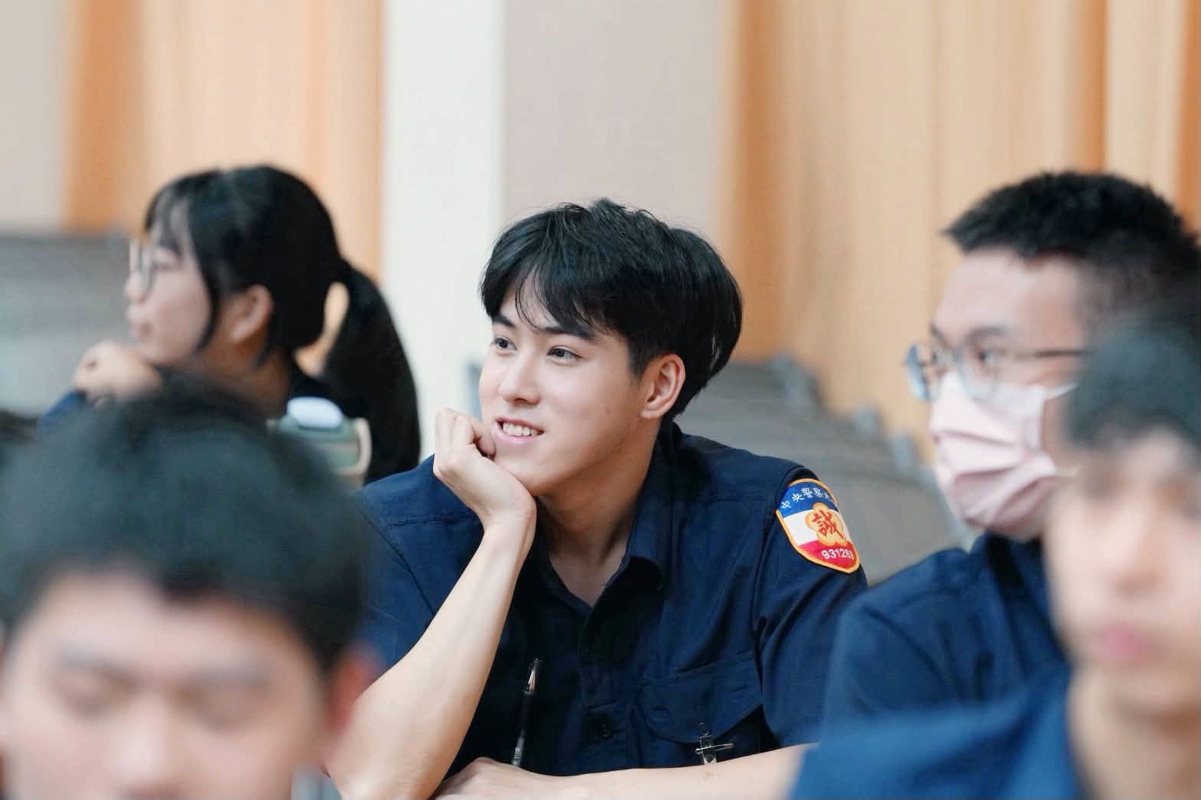 高雄市警察局發文分享警大實習生的照片。（翻攝自高雄市政府警察局﻿臉書）