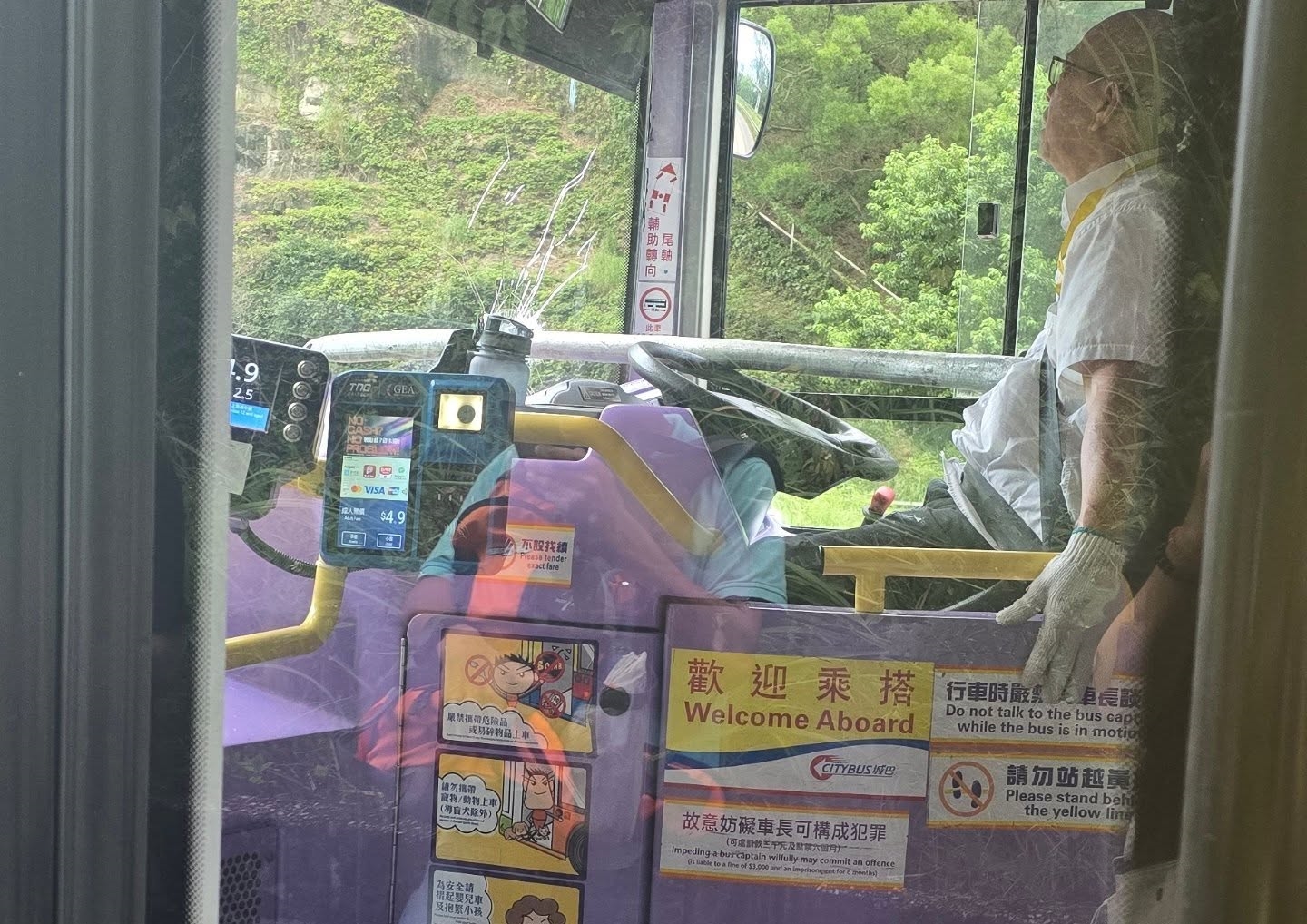香港一輛巴士駕駛突遭飛來橫禍，鐵棍插穿擋風玻璃後捅進駕駛胸口。（翻攝自Threads@mandy_py_lau）